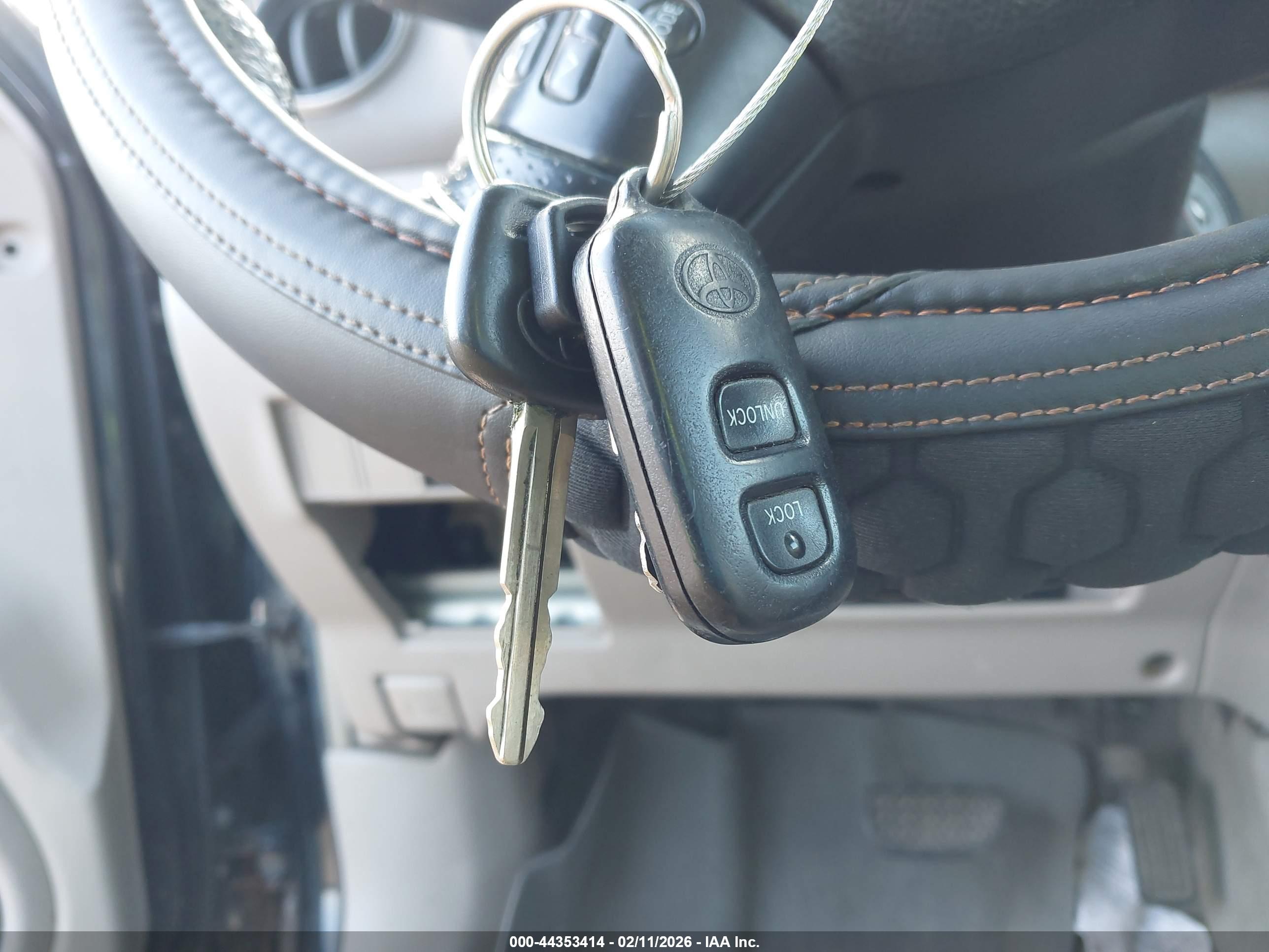 TOYOTA RAV4 image 11