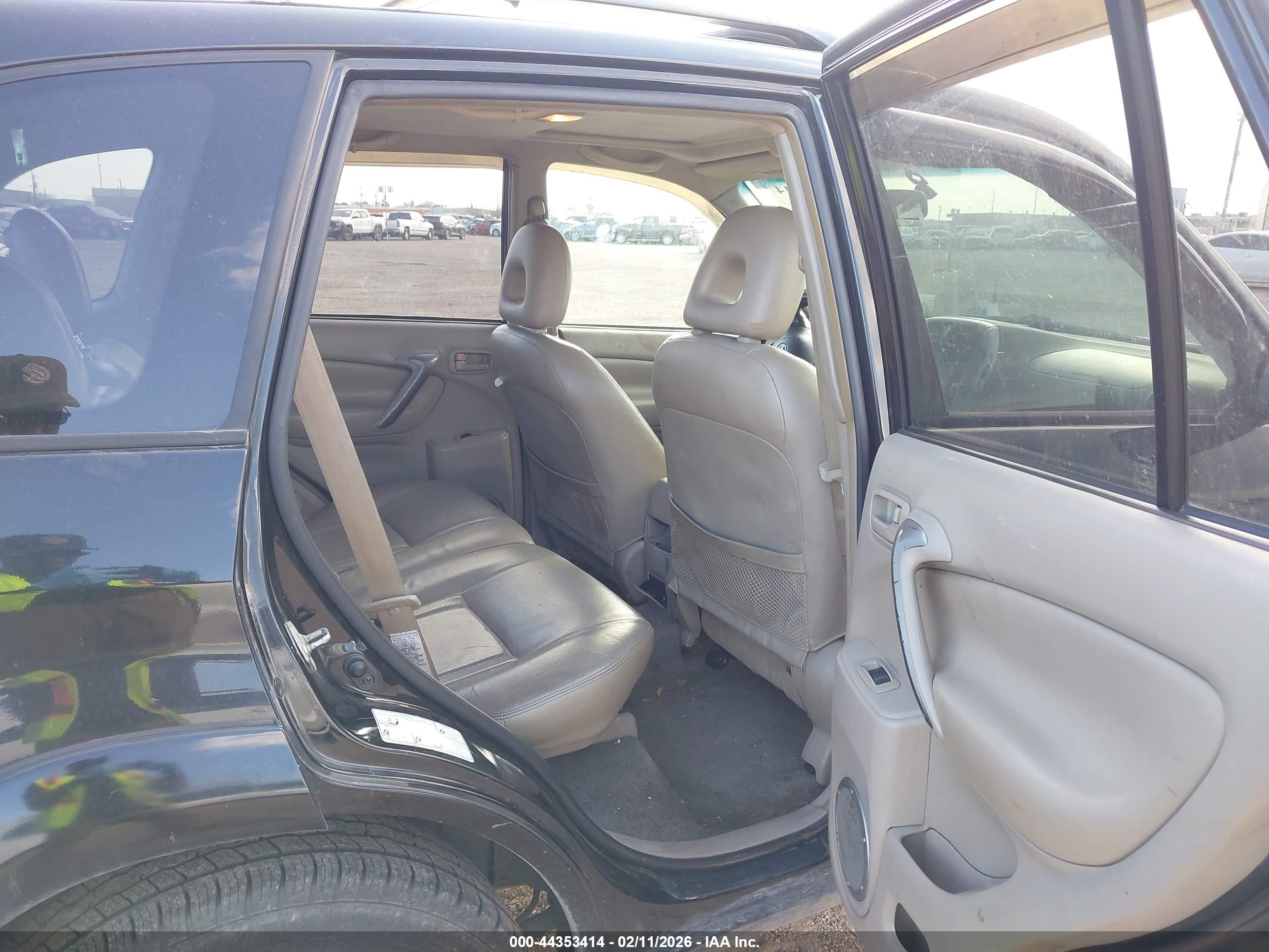 TOYOTA RAV4 image 8