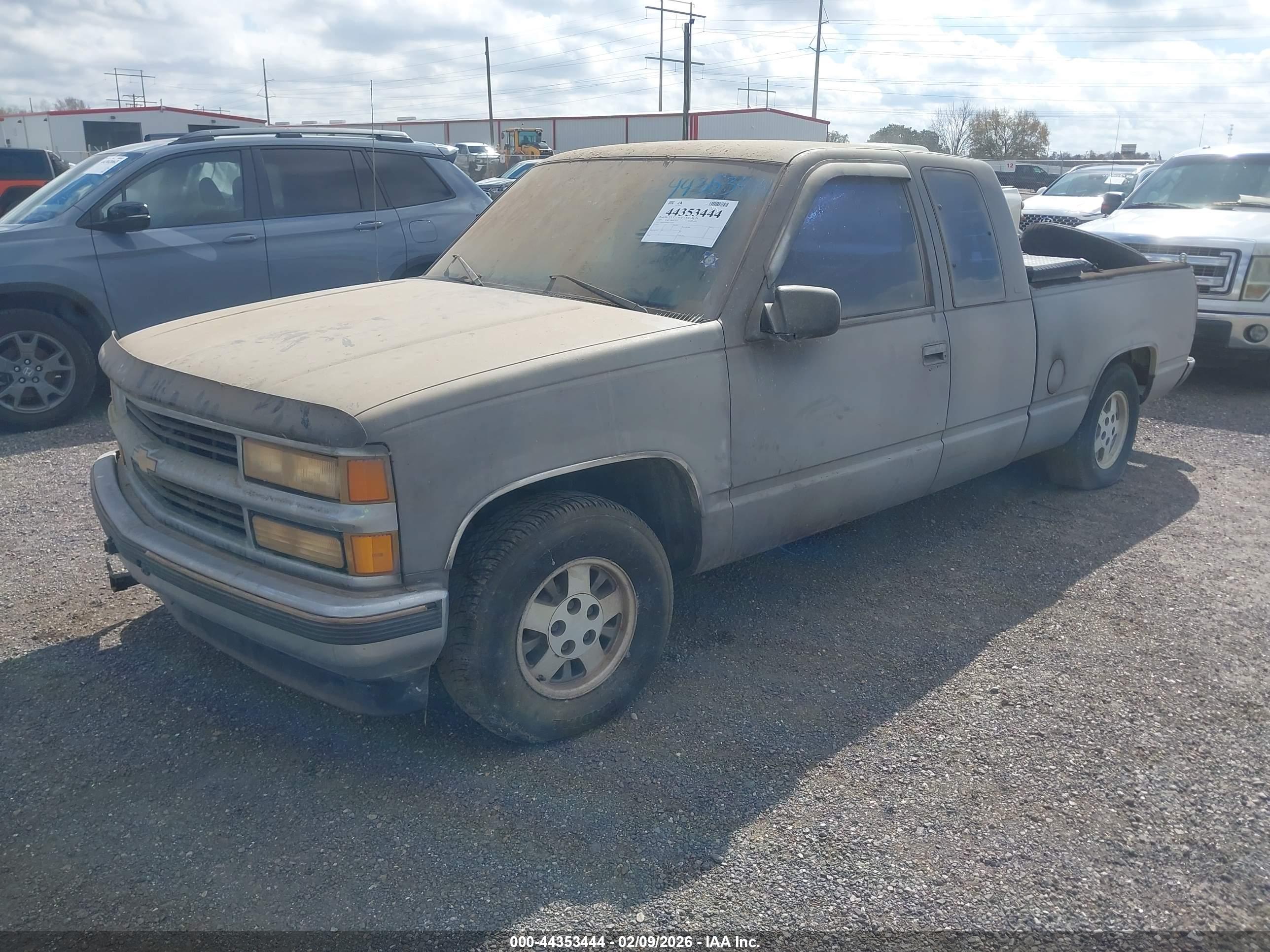 CHEVROLET GMT-400 image 2