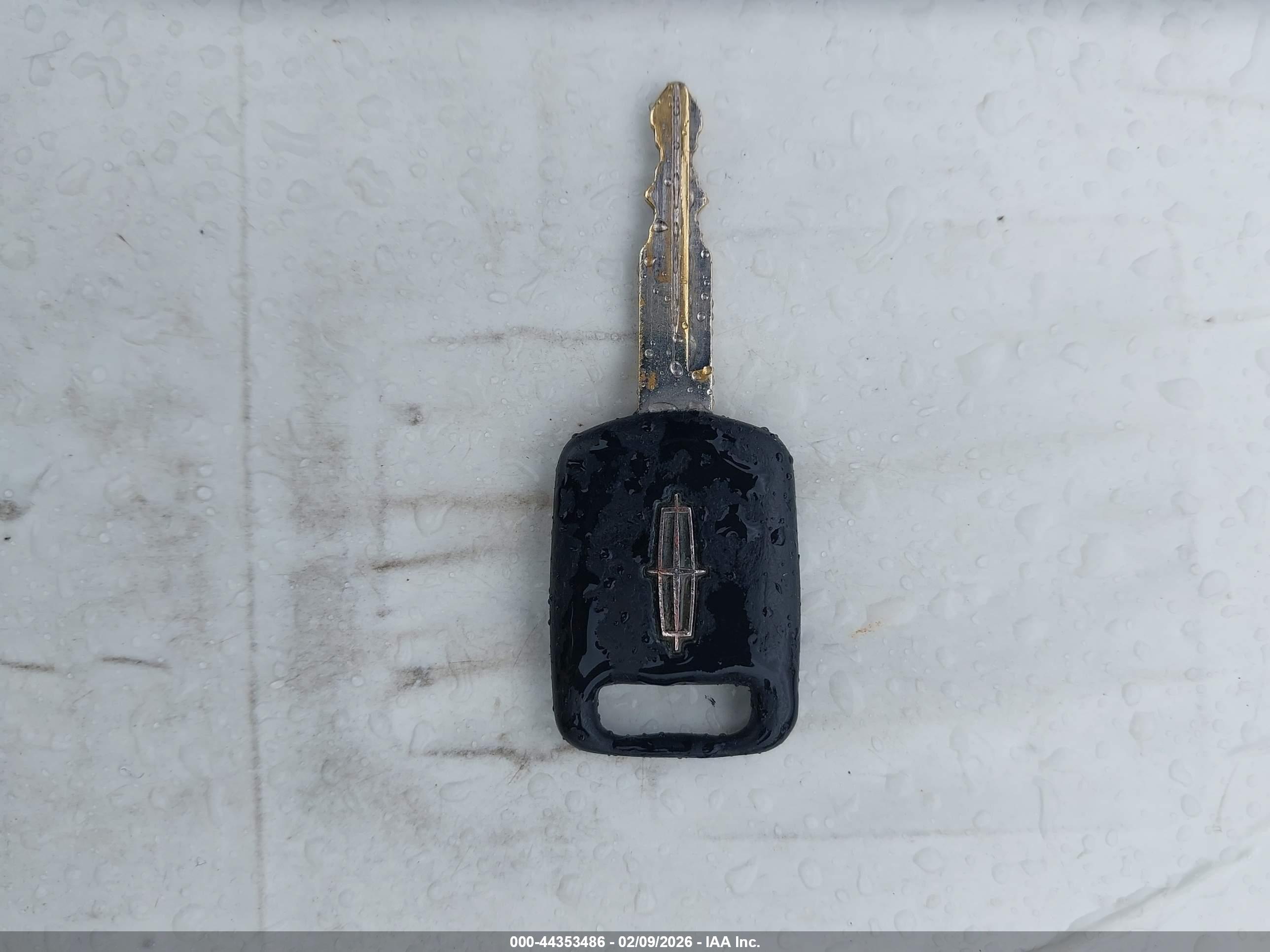 LINCOLN TOWN image 11