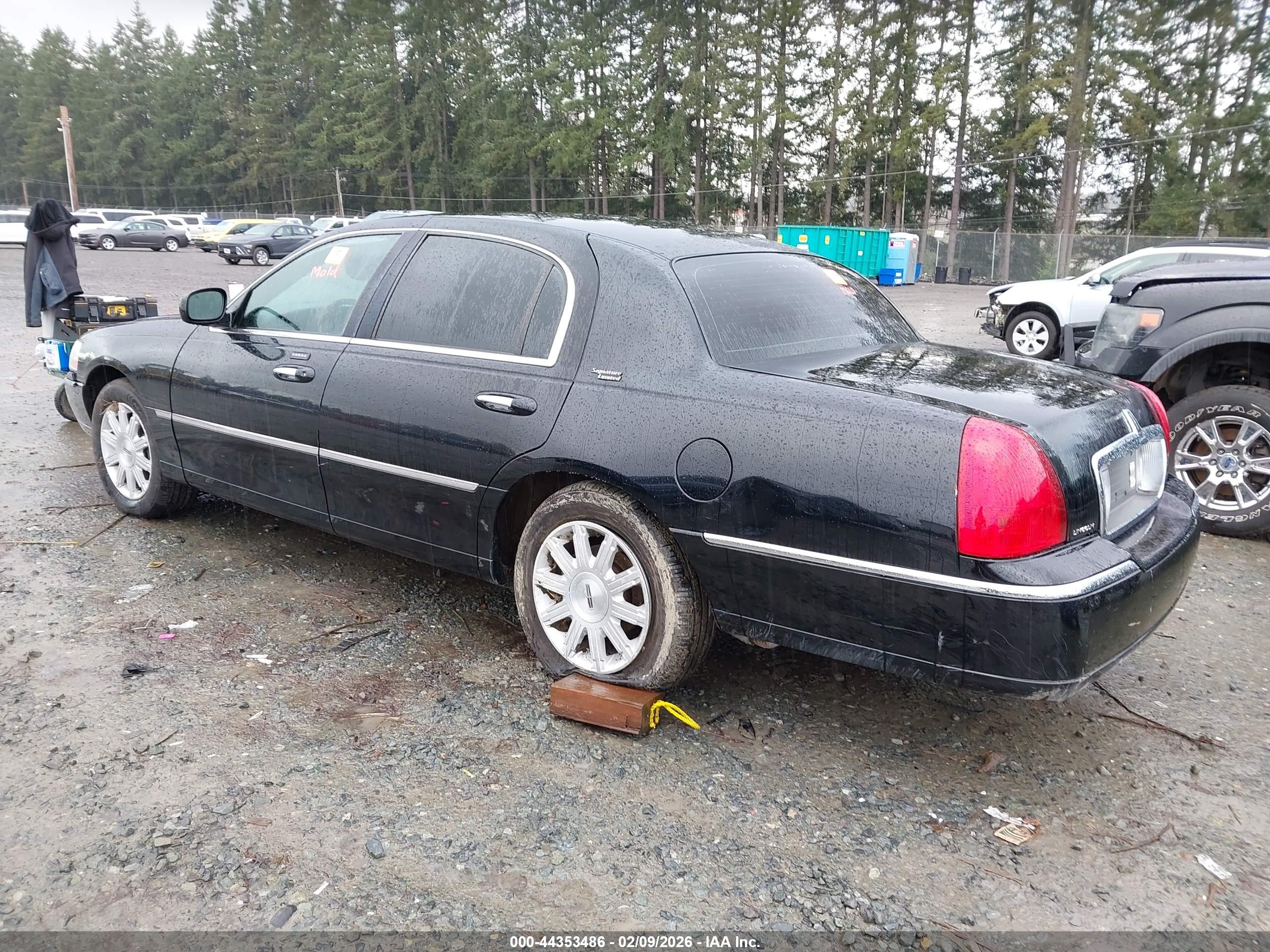 LINCOLN TOWN image 3