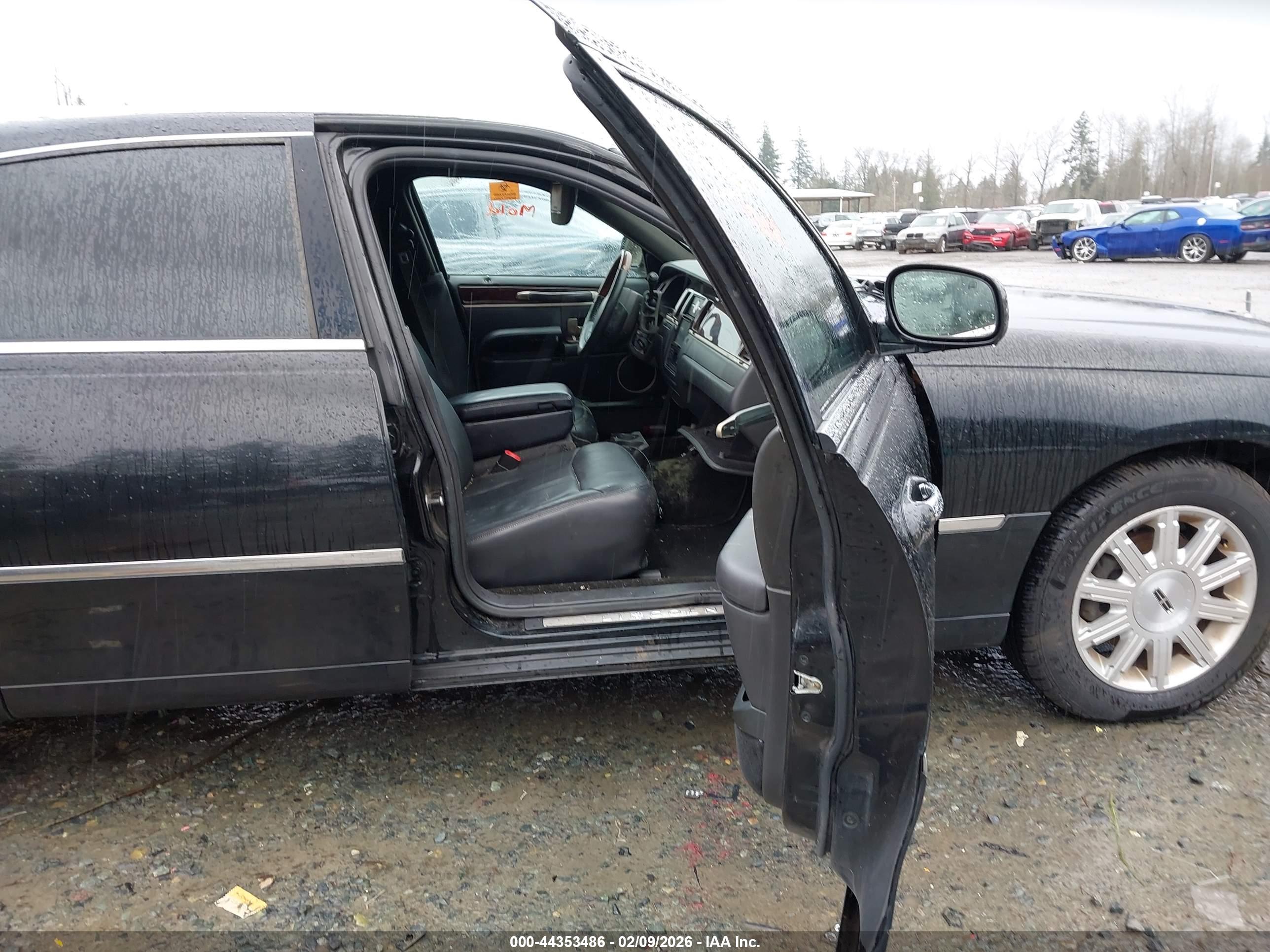 LINCOLN TOWN image 5