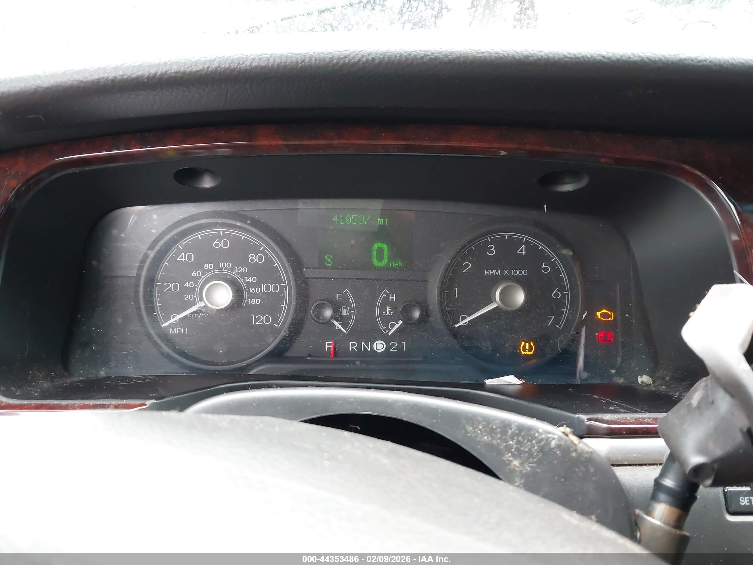 LINCOLN TOWN image 7