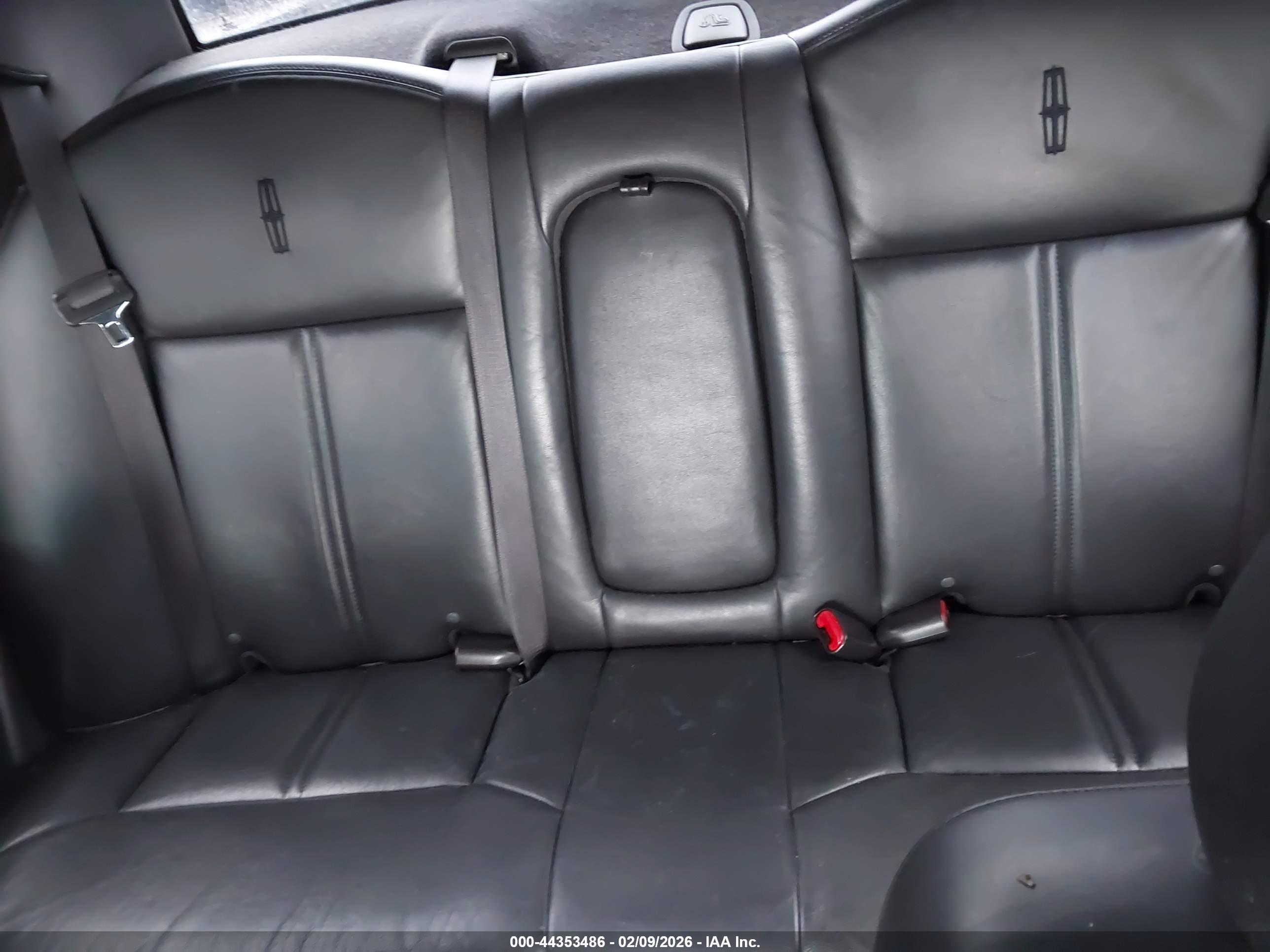 LINCOLN TOWN image 8