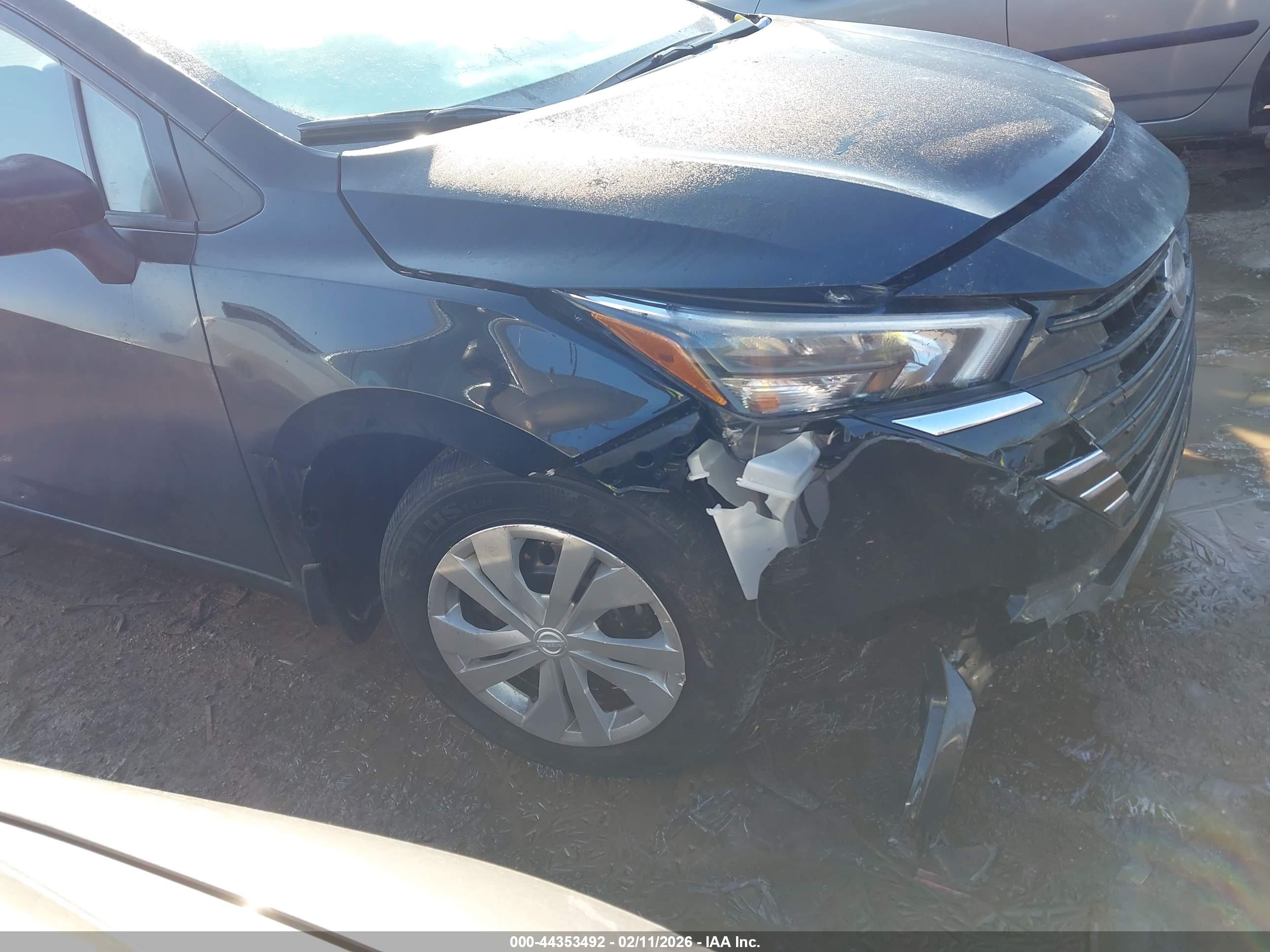NISSAN VERSA image 6