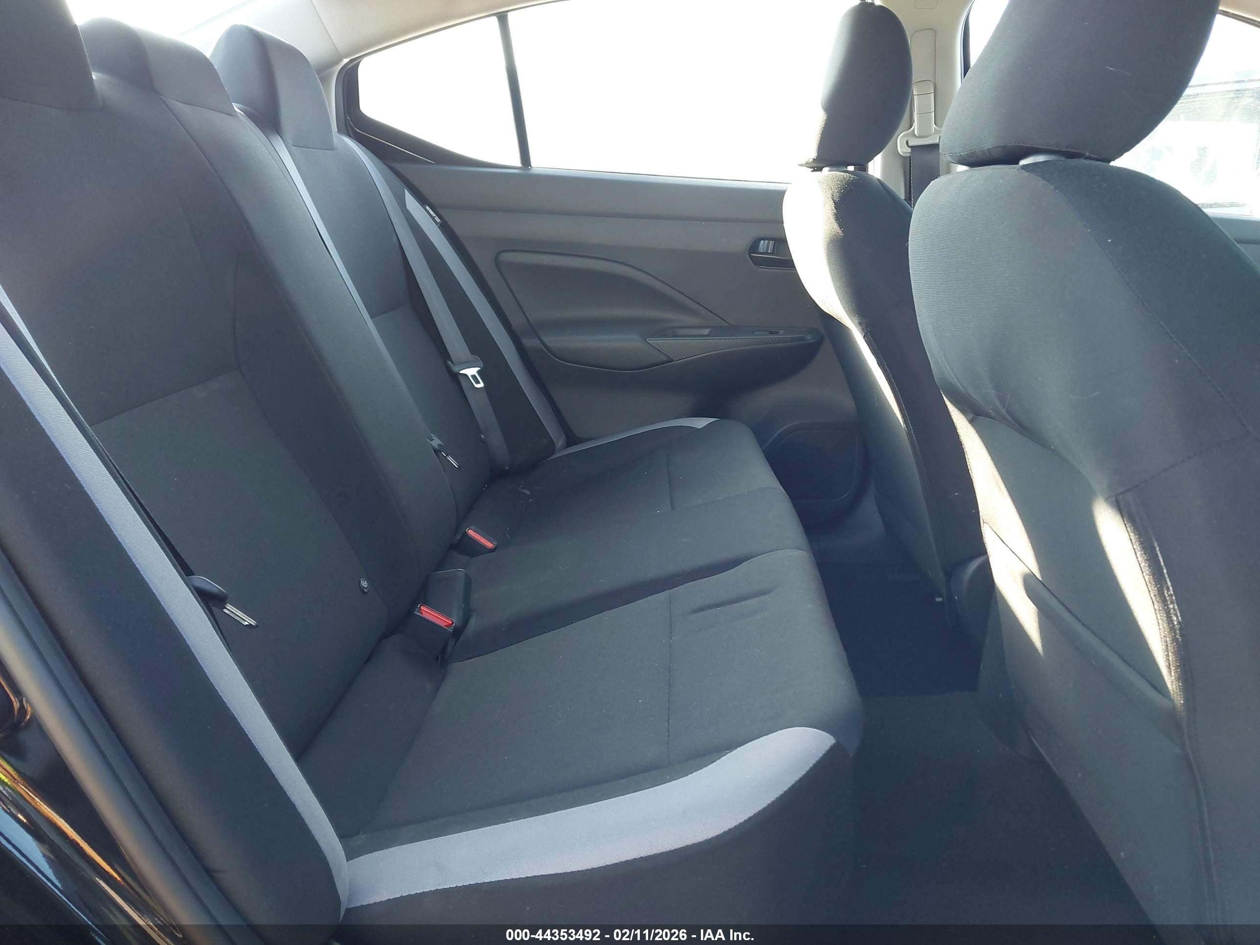 NISSAN VERSA image 8
