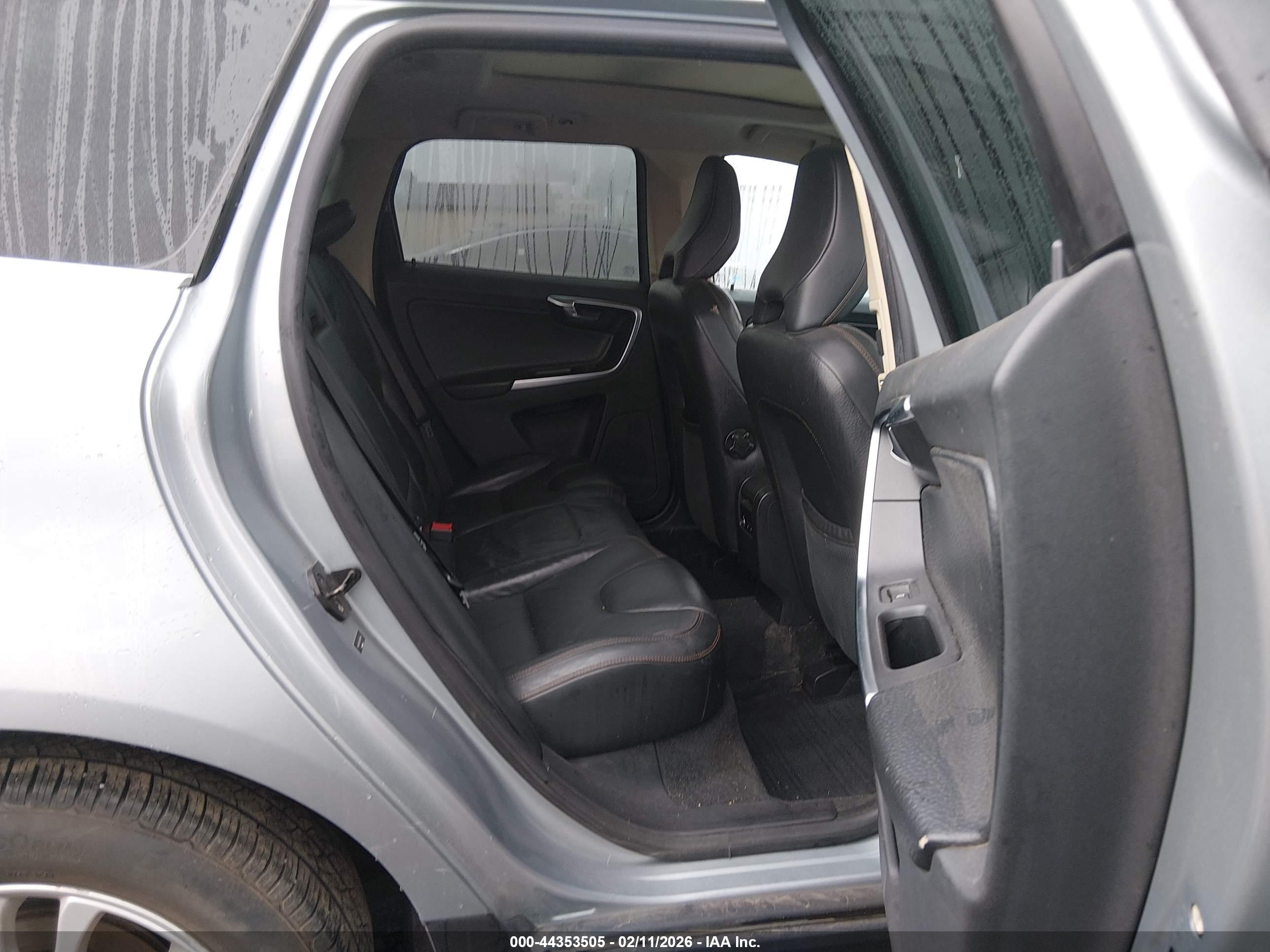 VOLVO XC60 image 8