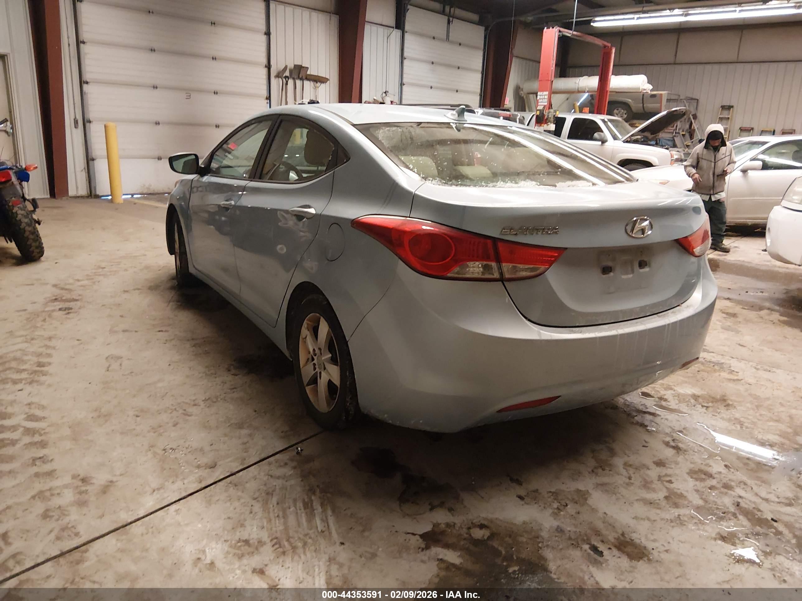 HYUNDAI ELANTRA image 3