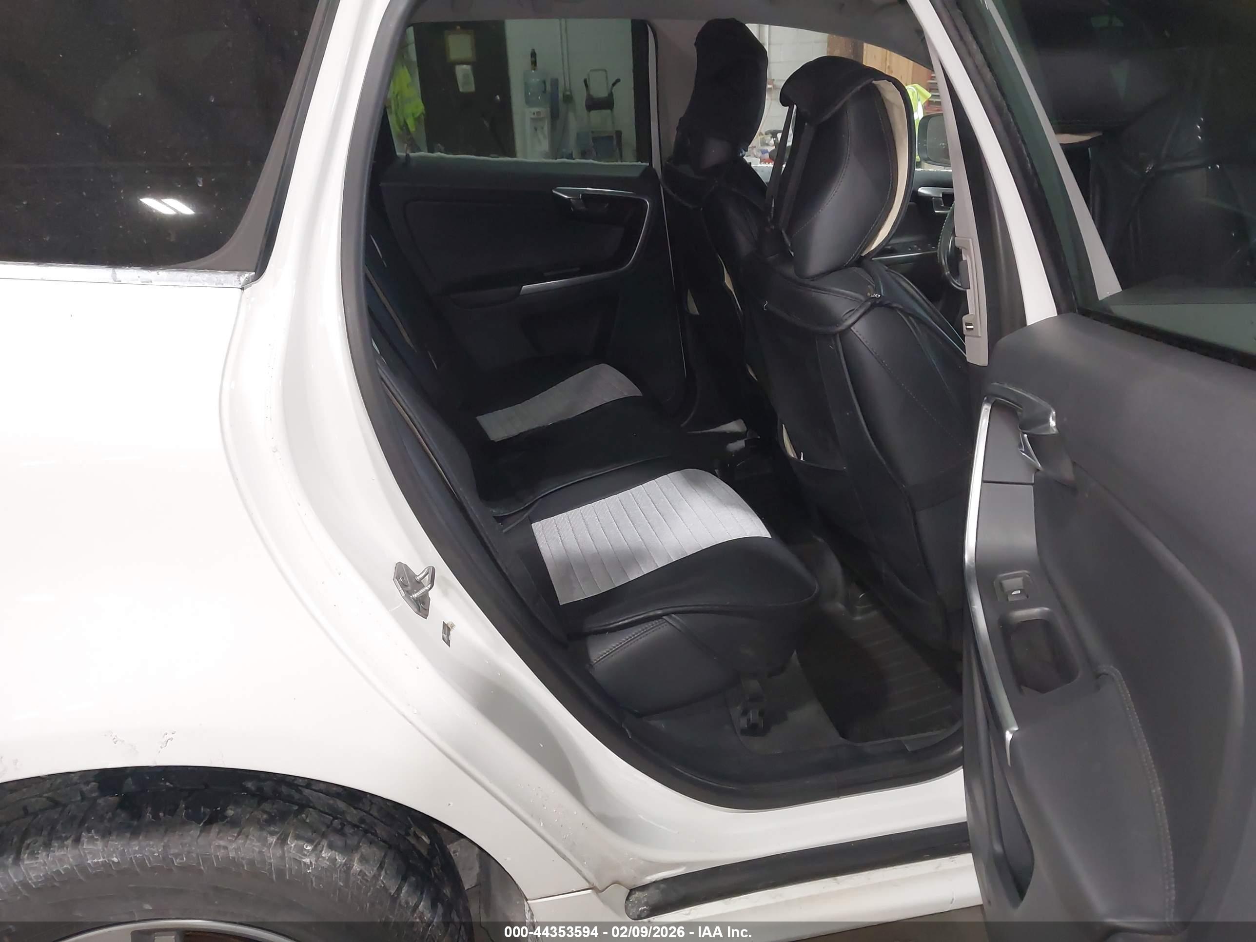 VOLVO XC60 image 8
