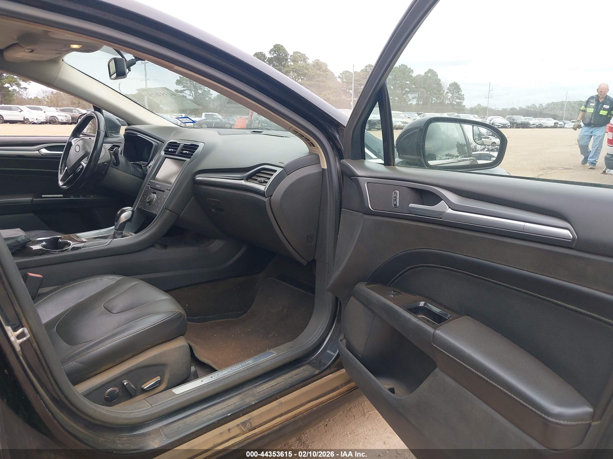 FORD FUSION image 5