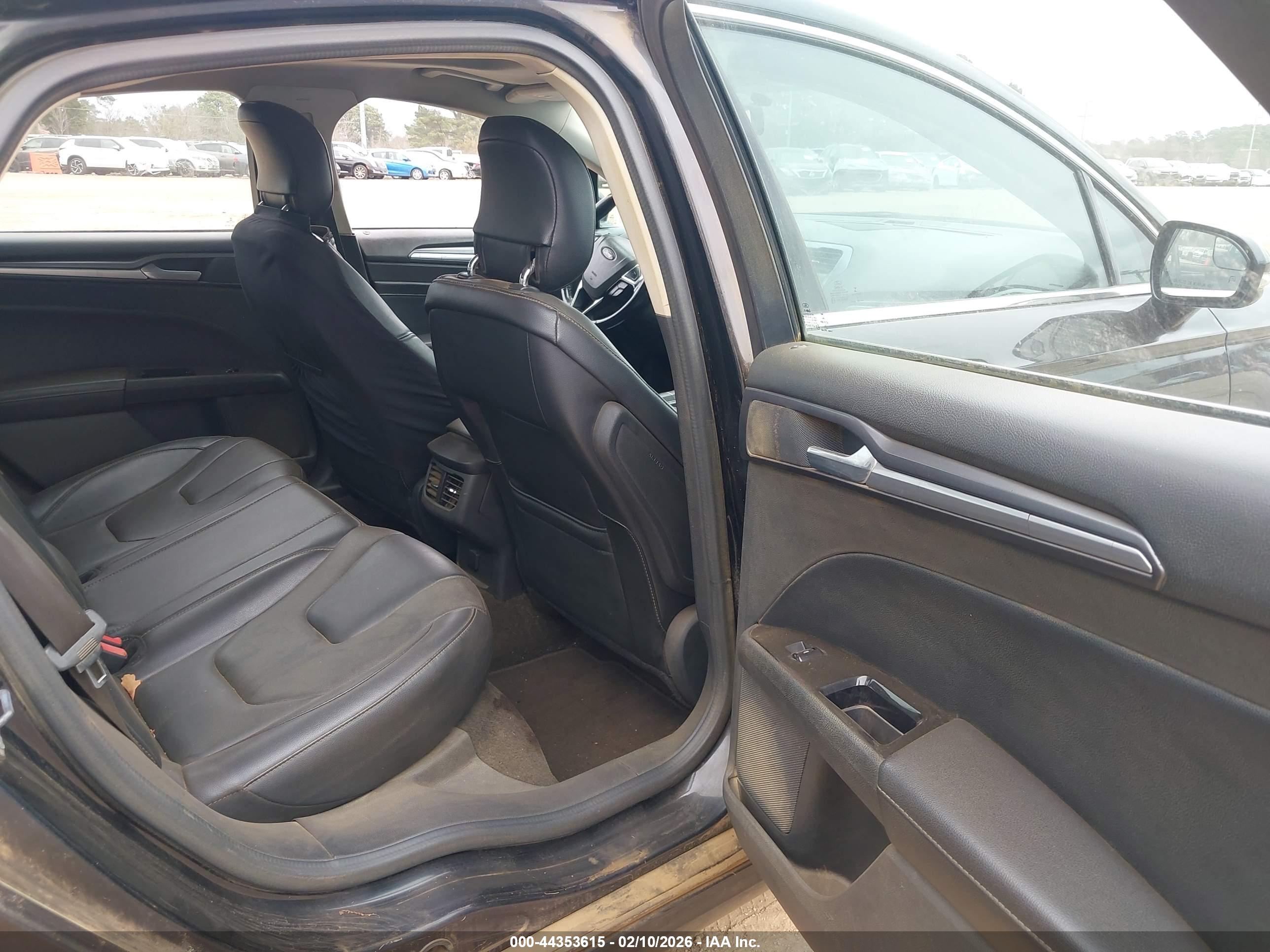 FORD FUSION image 8