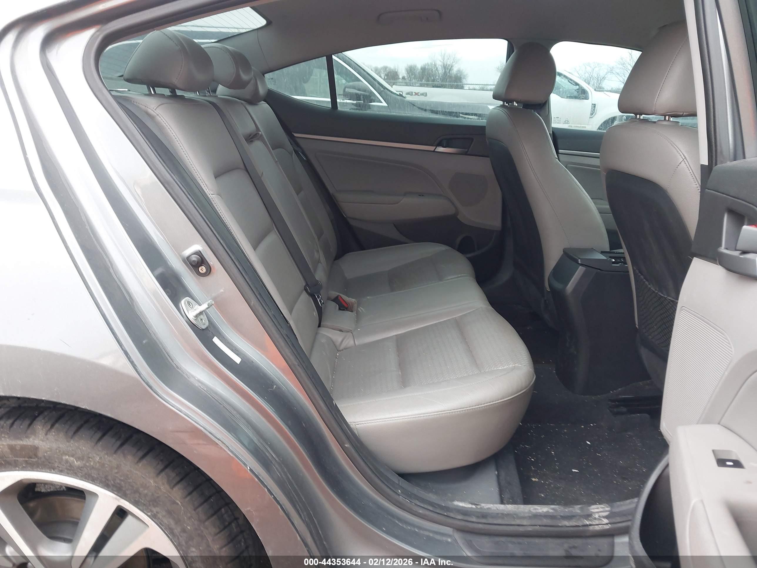 HYUNDAI ELANTRA image 8
