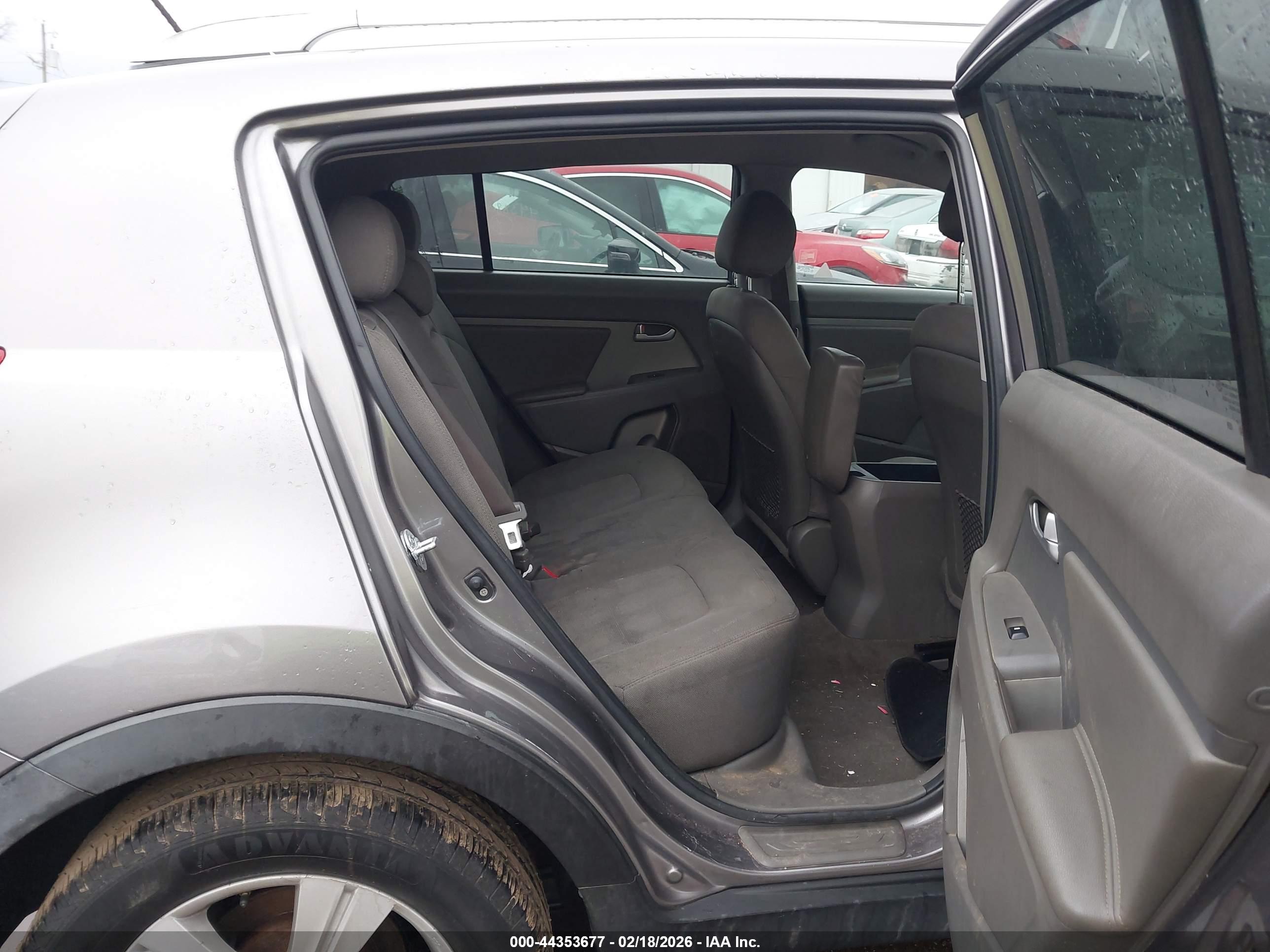 KIA SPORTAGE image 8