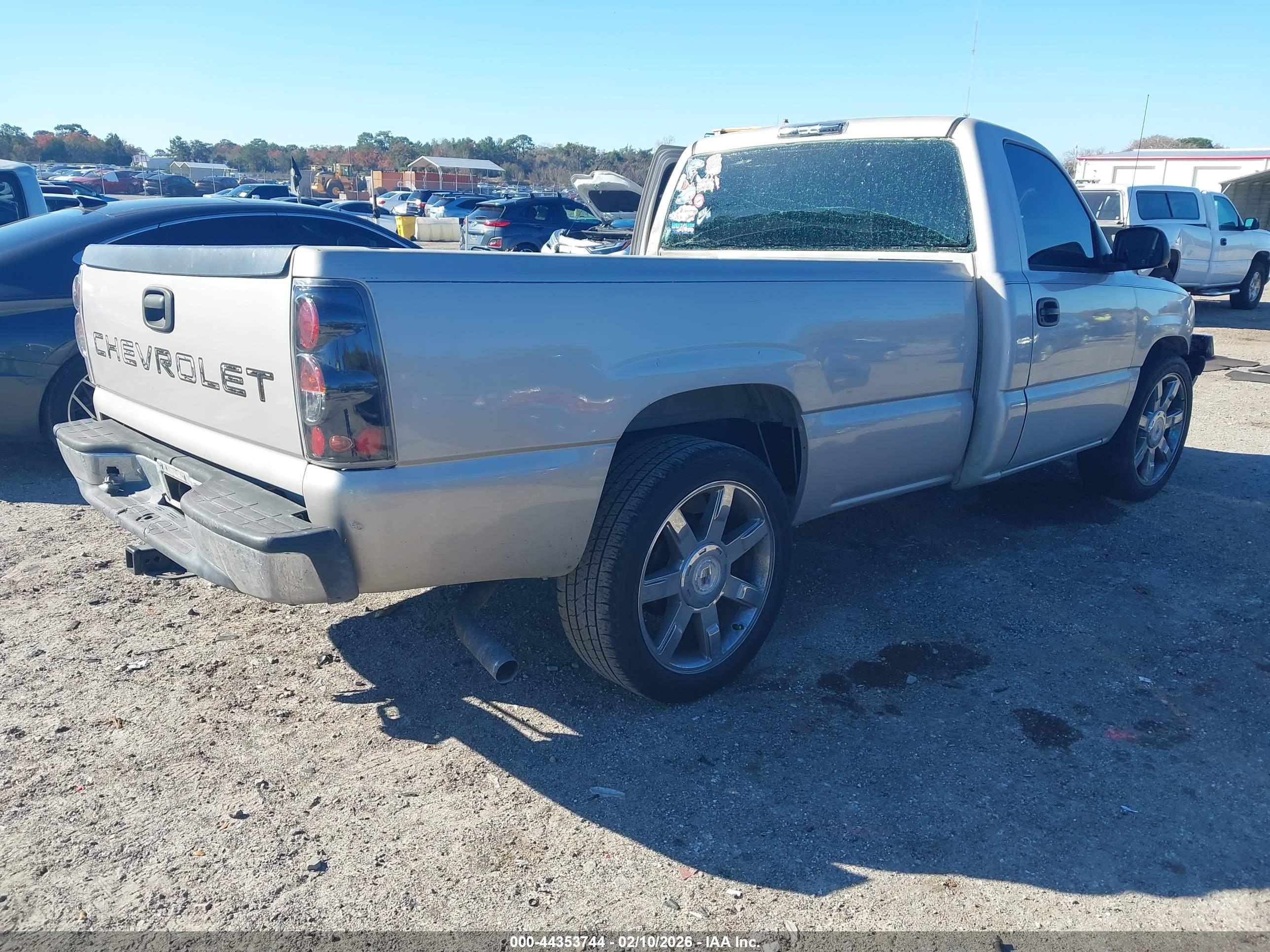 CHEVROLET SILVERADO image 4