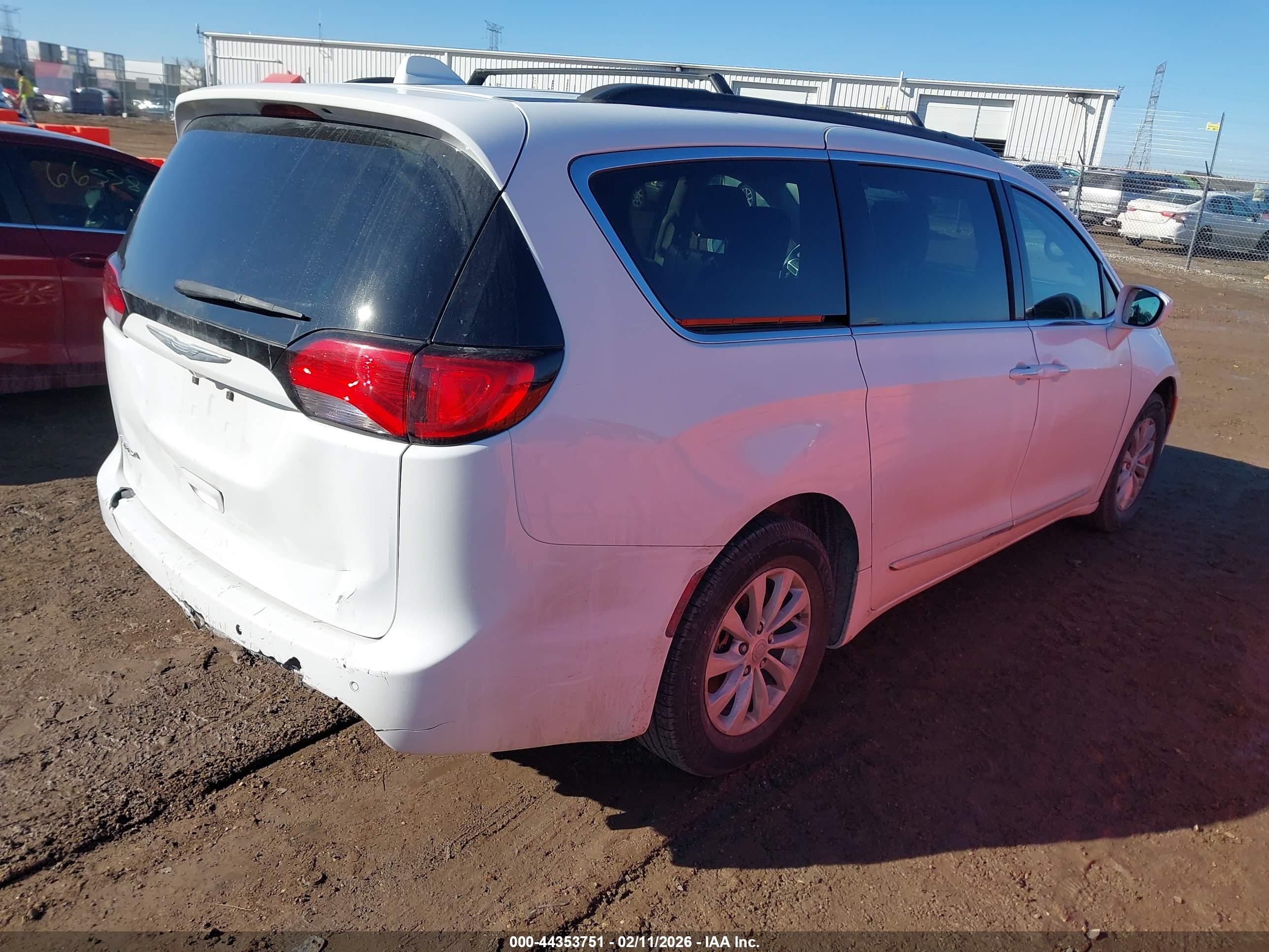 CHRYSLER PACIFICA image 4