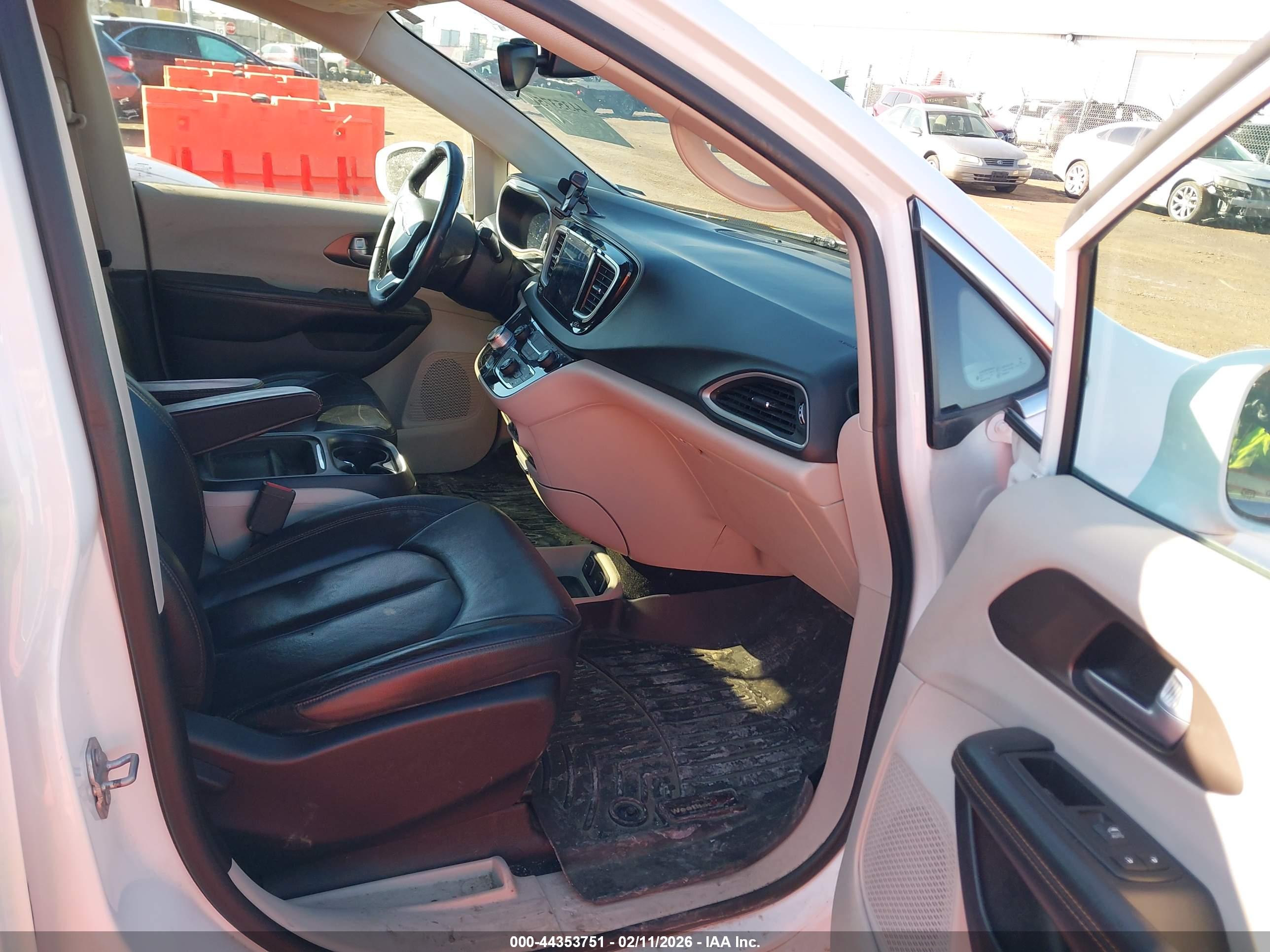CHRYSLER PACIFICA image 5