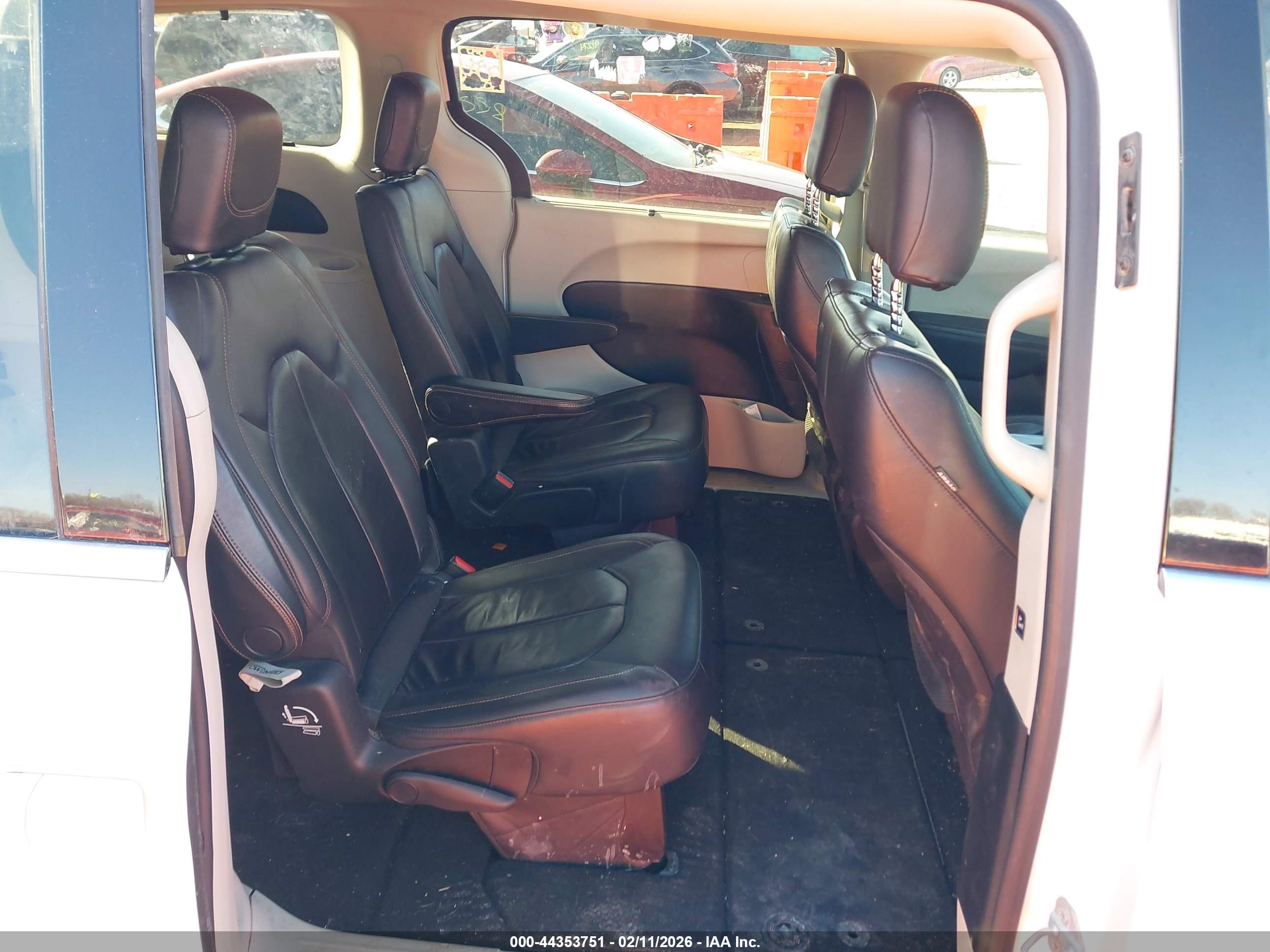 CHRYSLER PACIFICA image 8