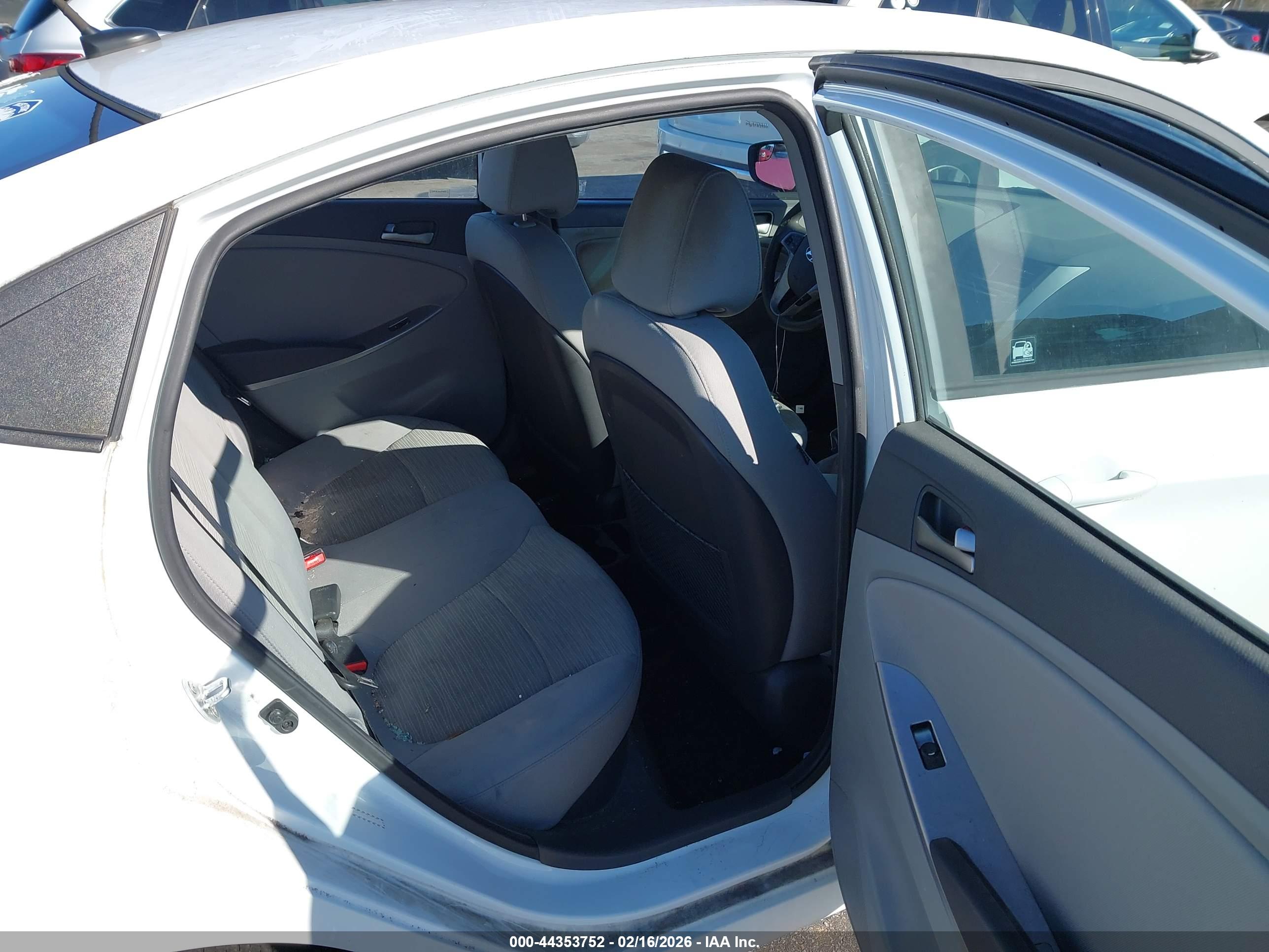 HYUNDAI ACCENT image 8