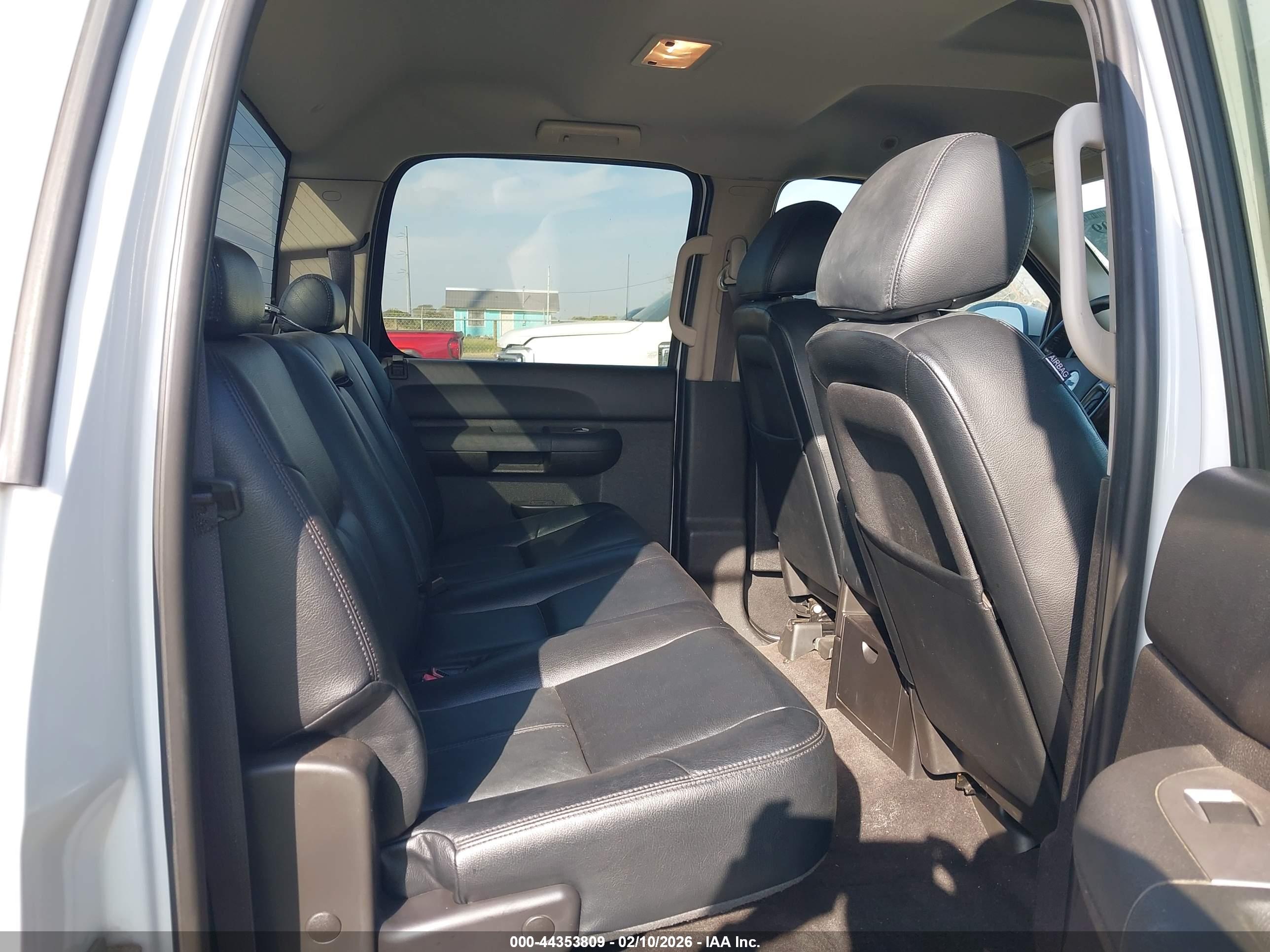 CHEVROLET SILVERADO image 8