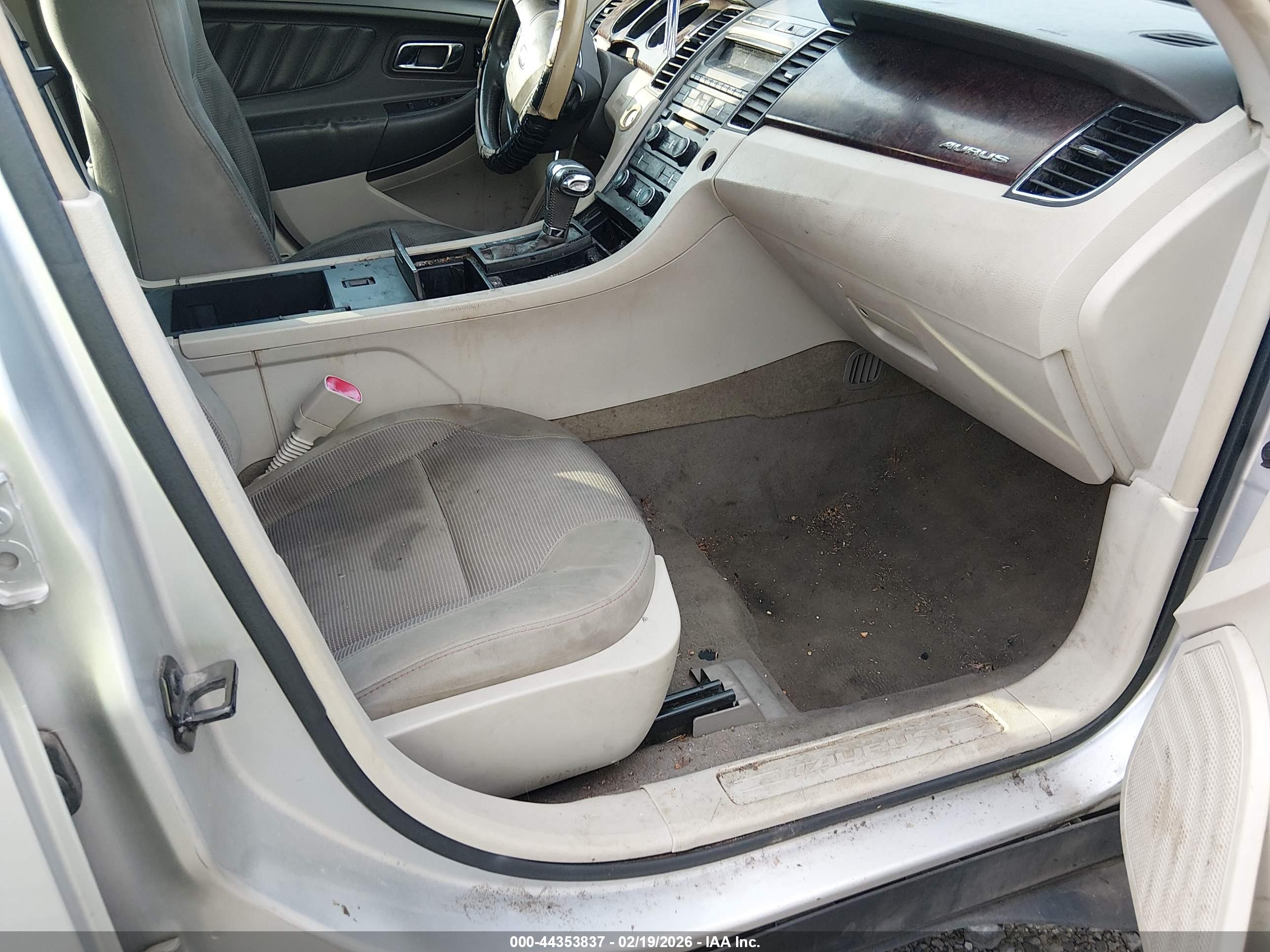 FORD TAURUS image 5
