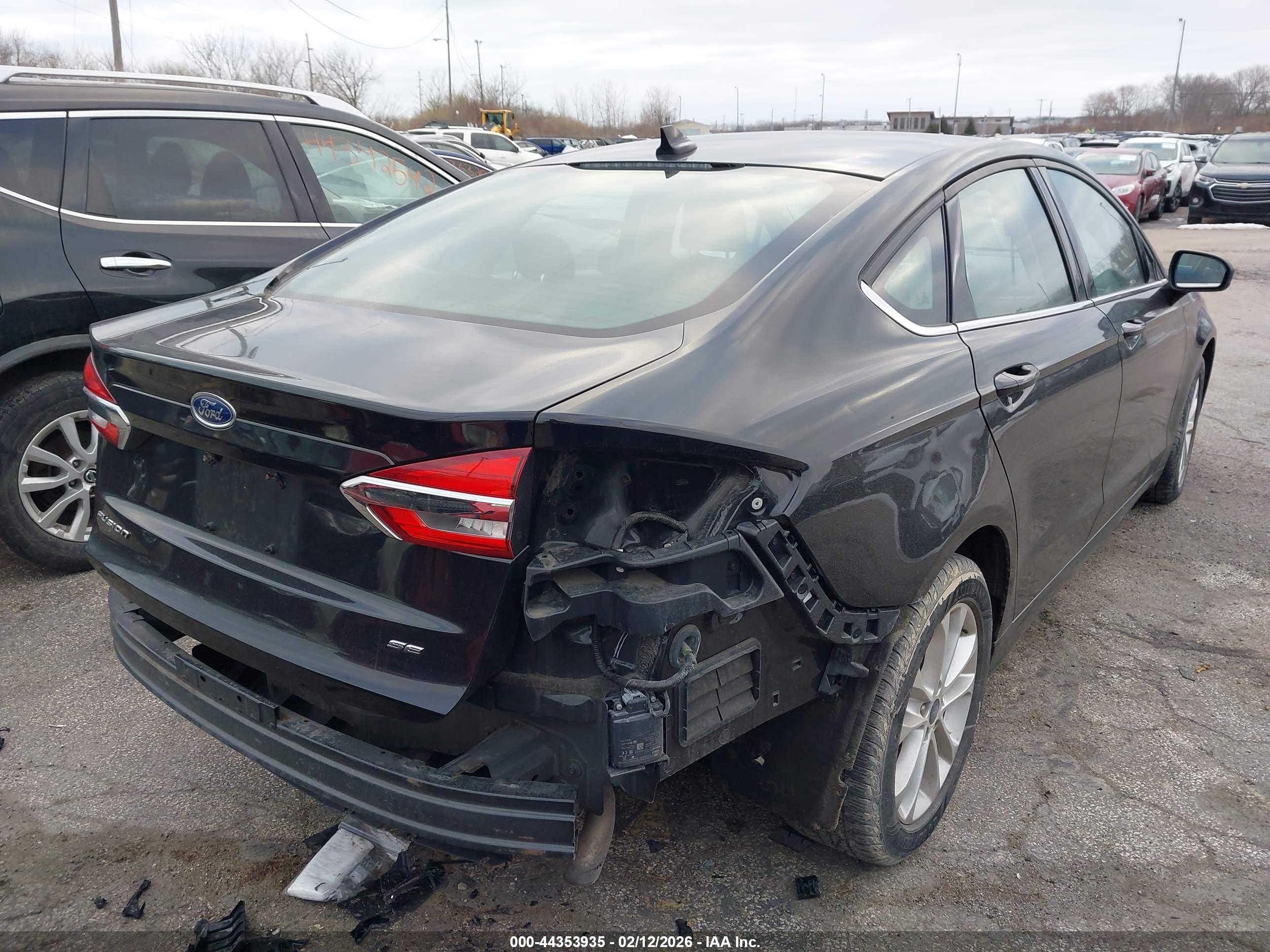 FORD FUSION image 4