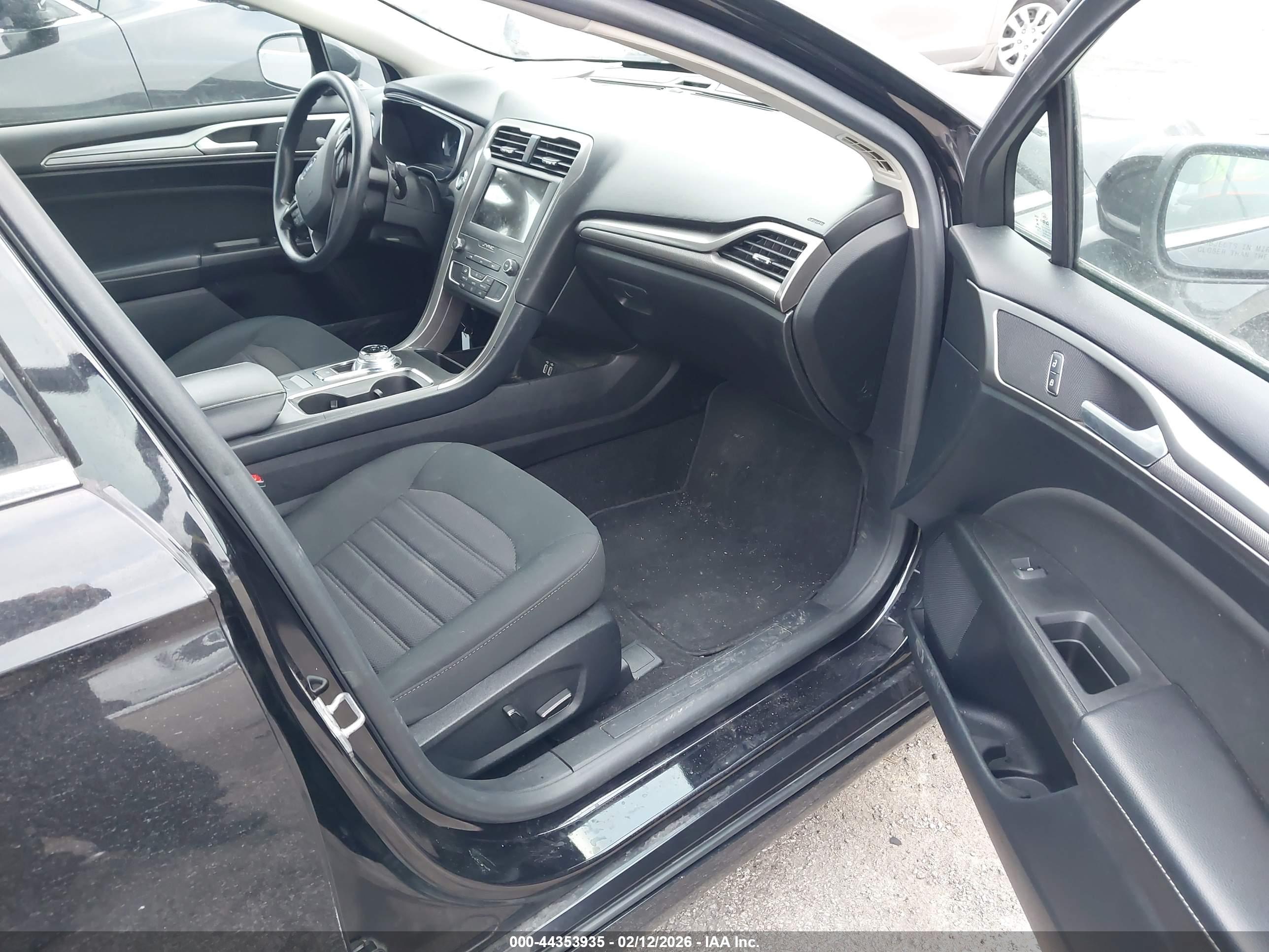 FORD FUSION image 5