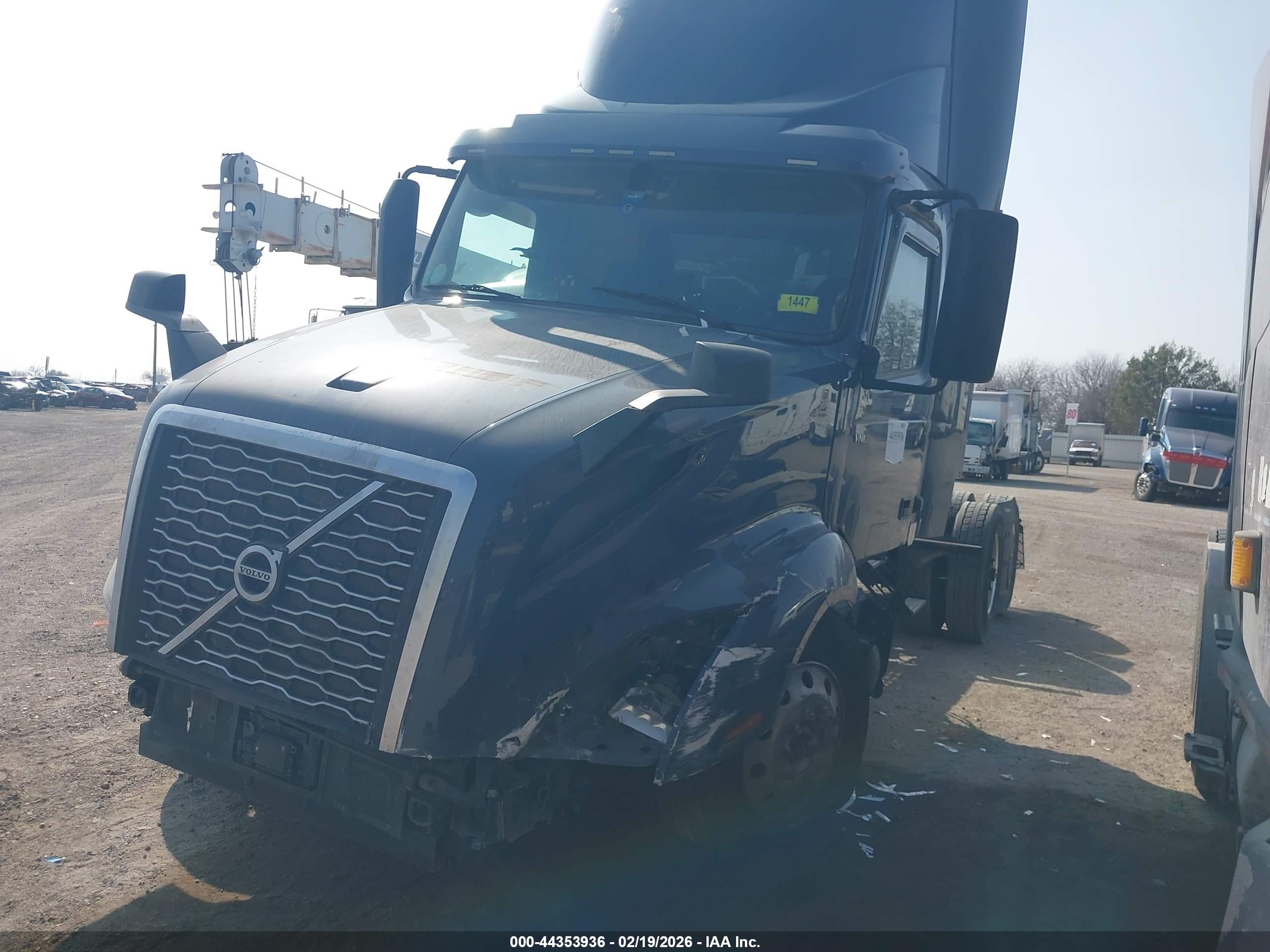 VOLVO VNL image 2