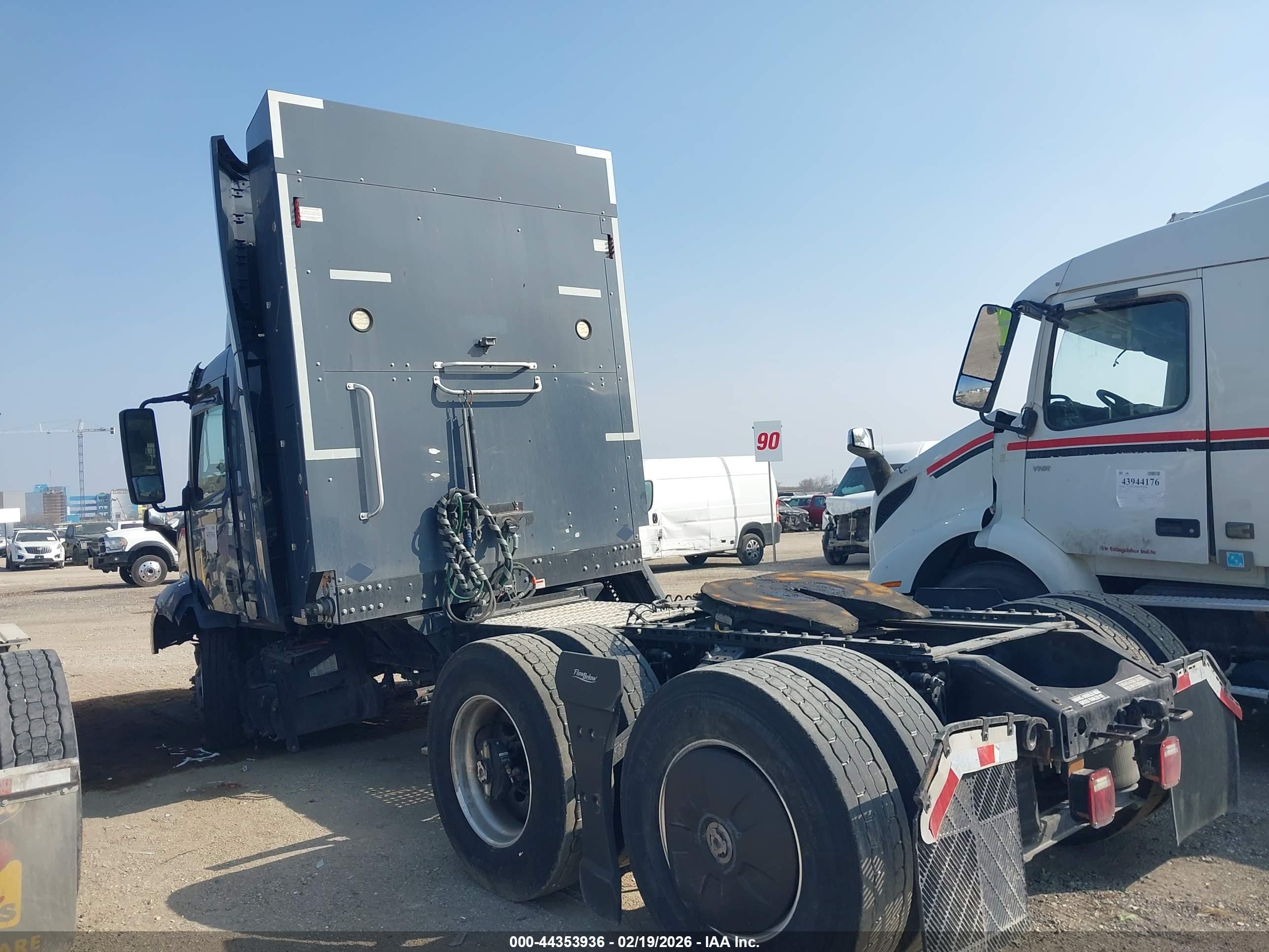 VOLVO VNL image 3