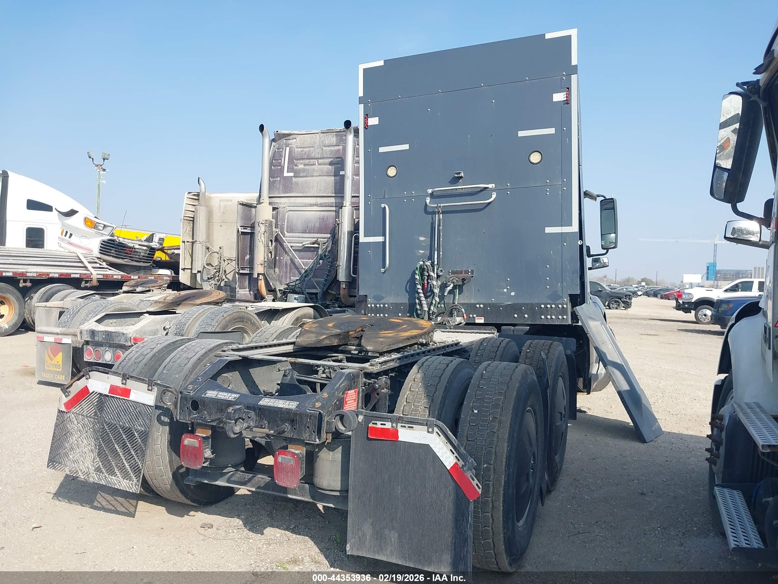 VOLVO VNL image 4