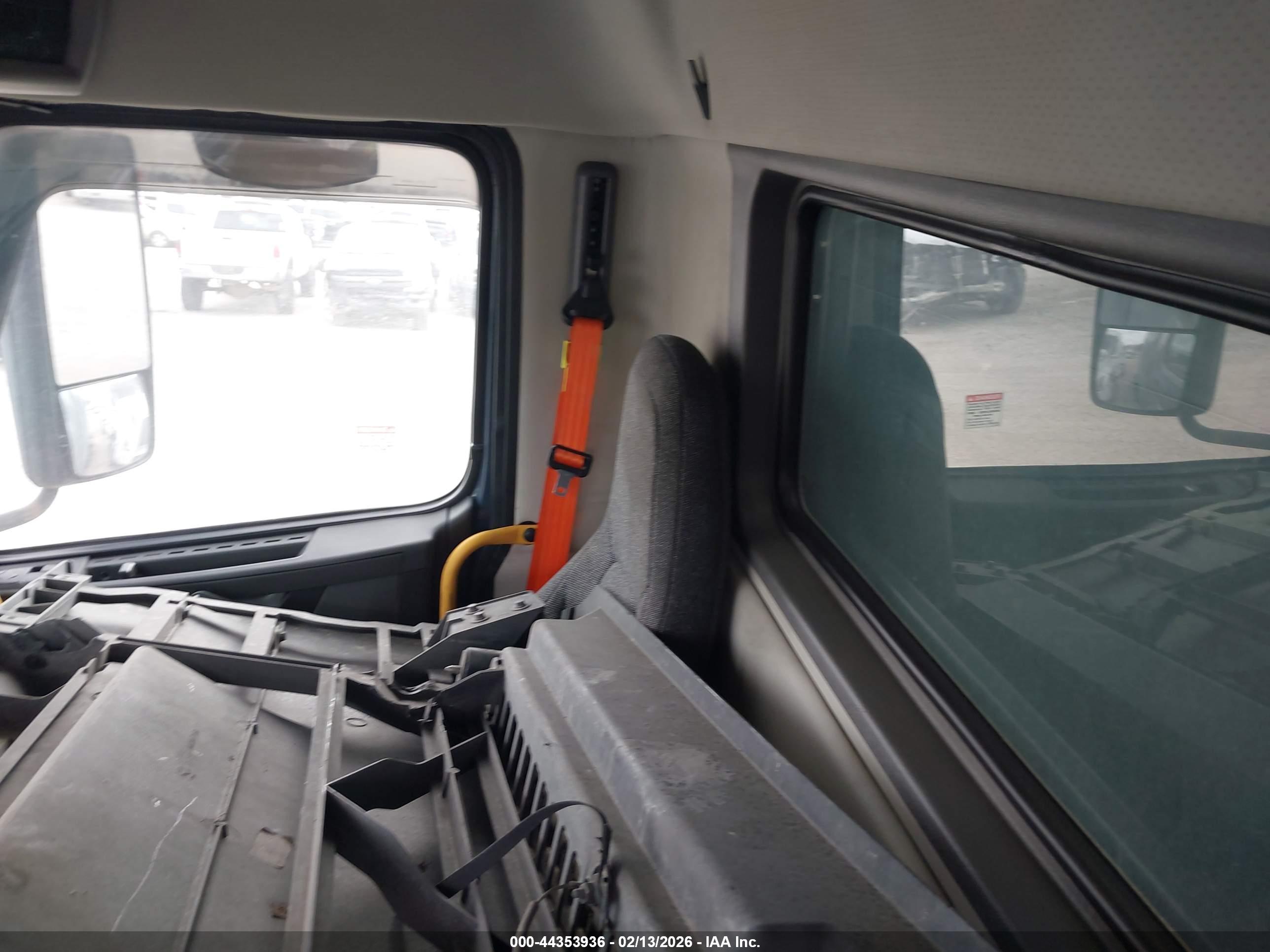 VOLVO VNL image 7