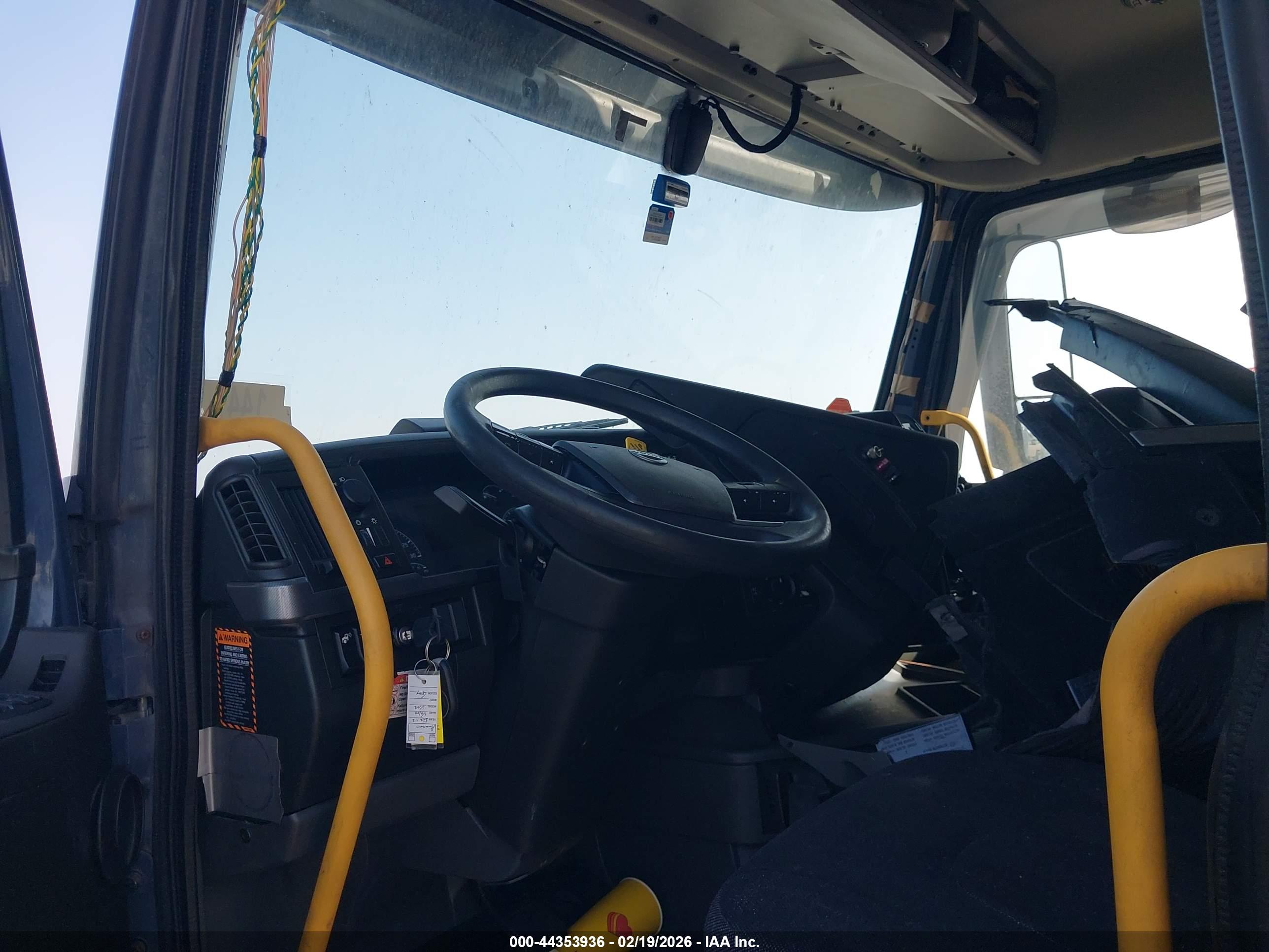 VOLVO VNL image 8