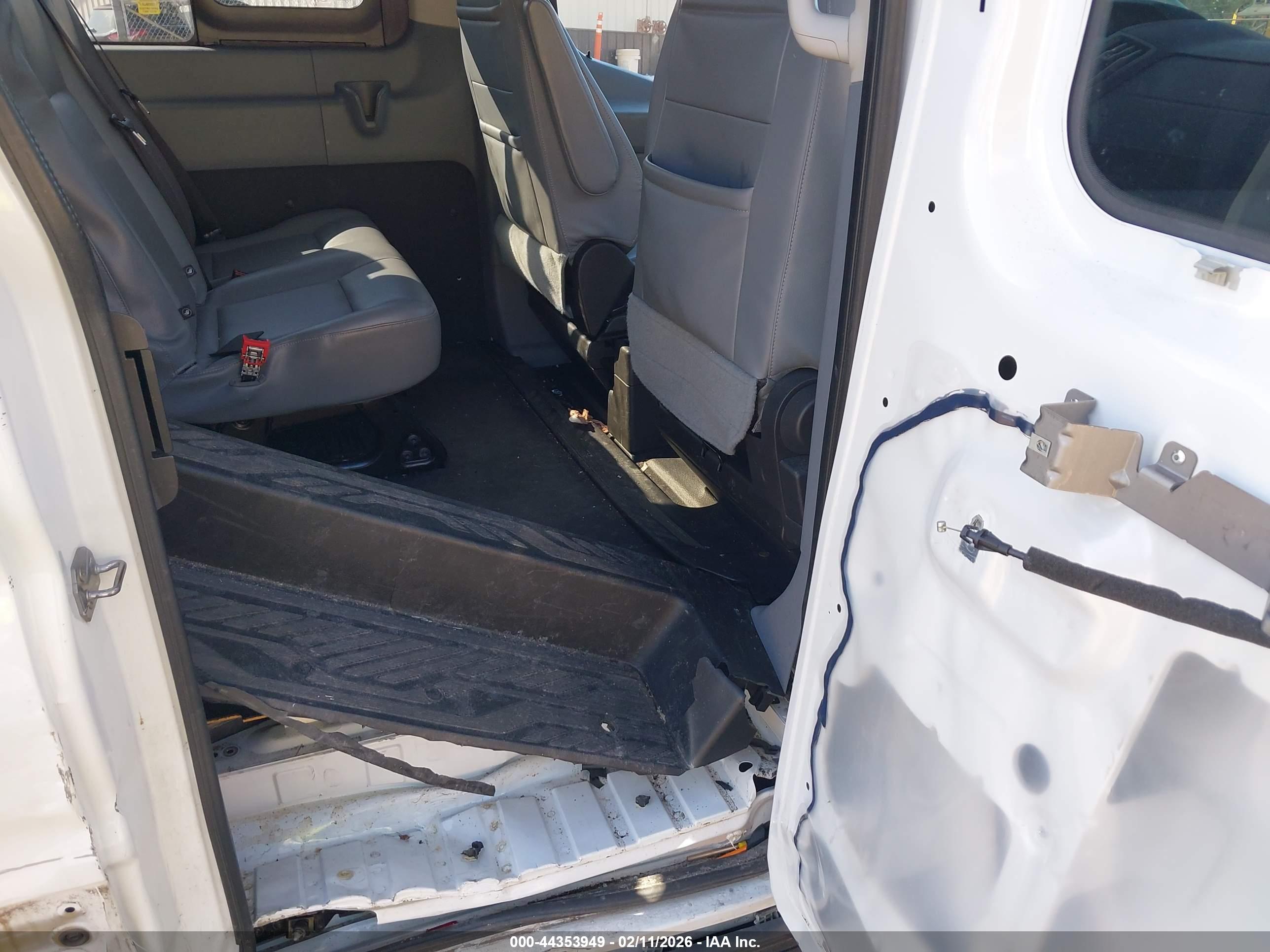 FORD TRANSIT-150 image 8