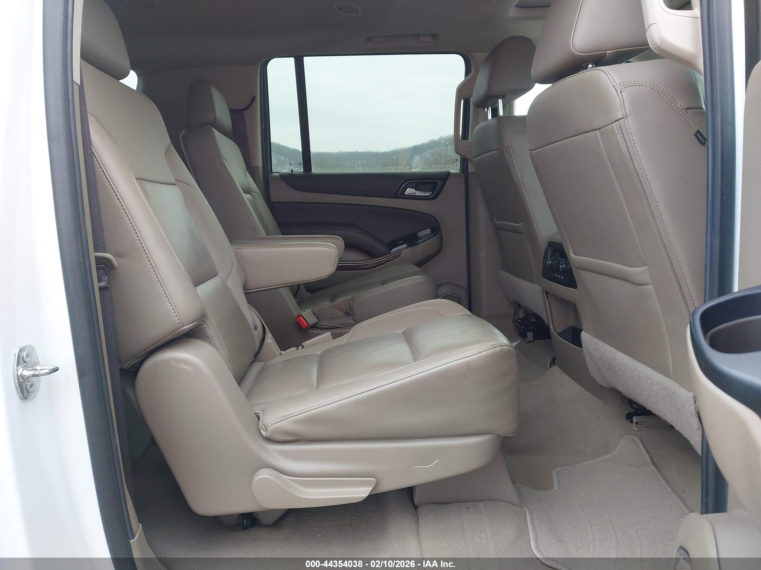 CHEVROLET SUBURBAN image 8