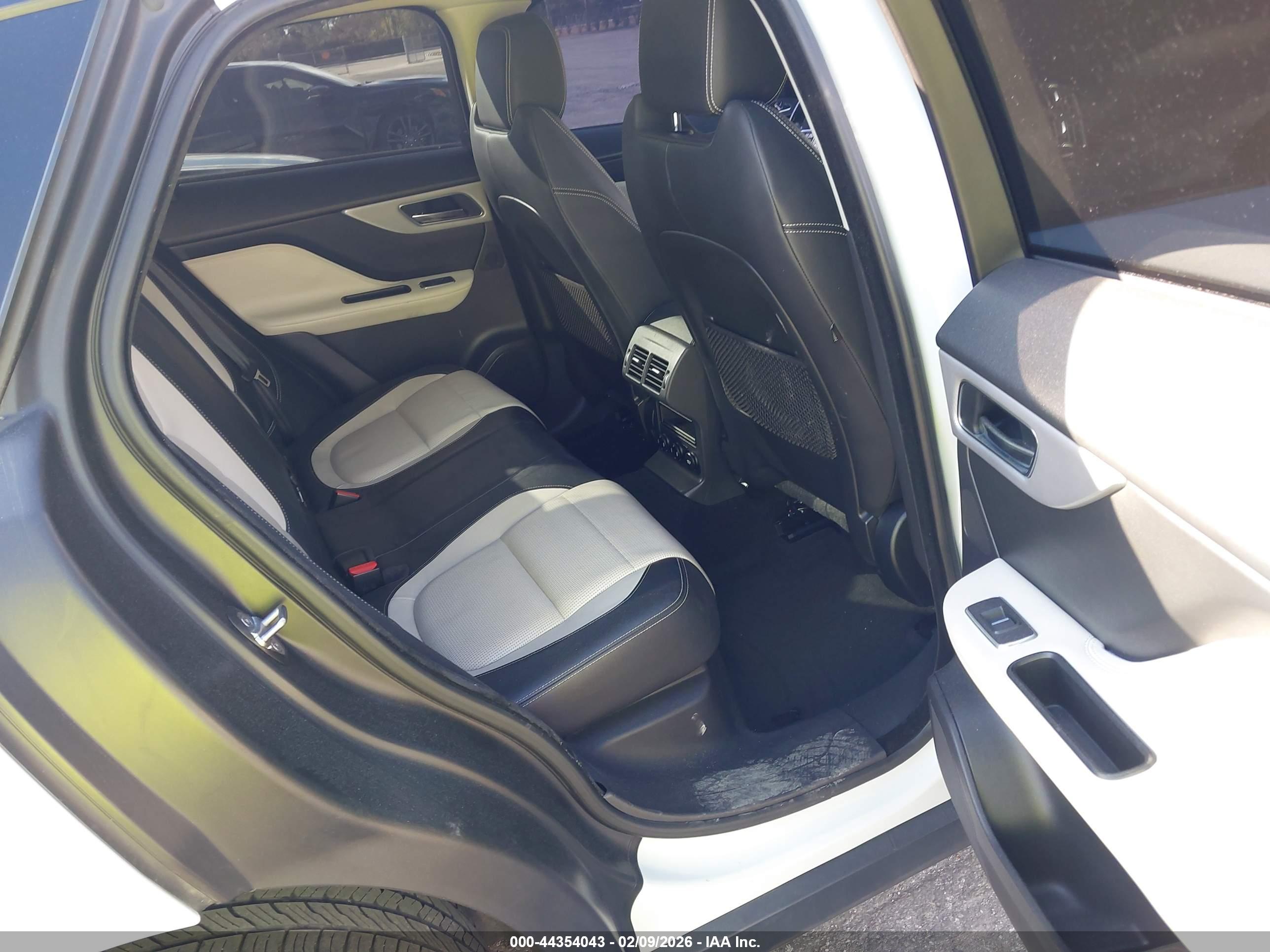 JAGUAR F-PACE image 8