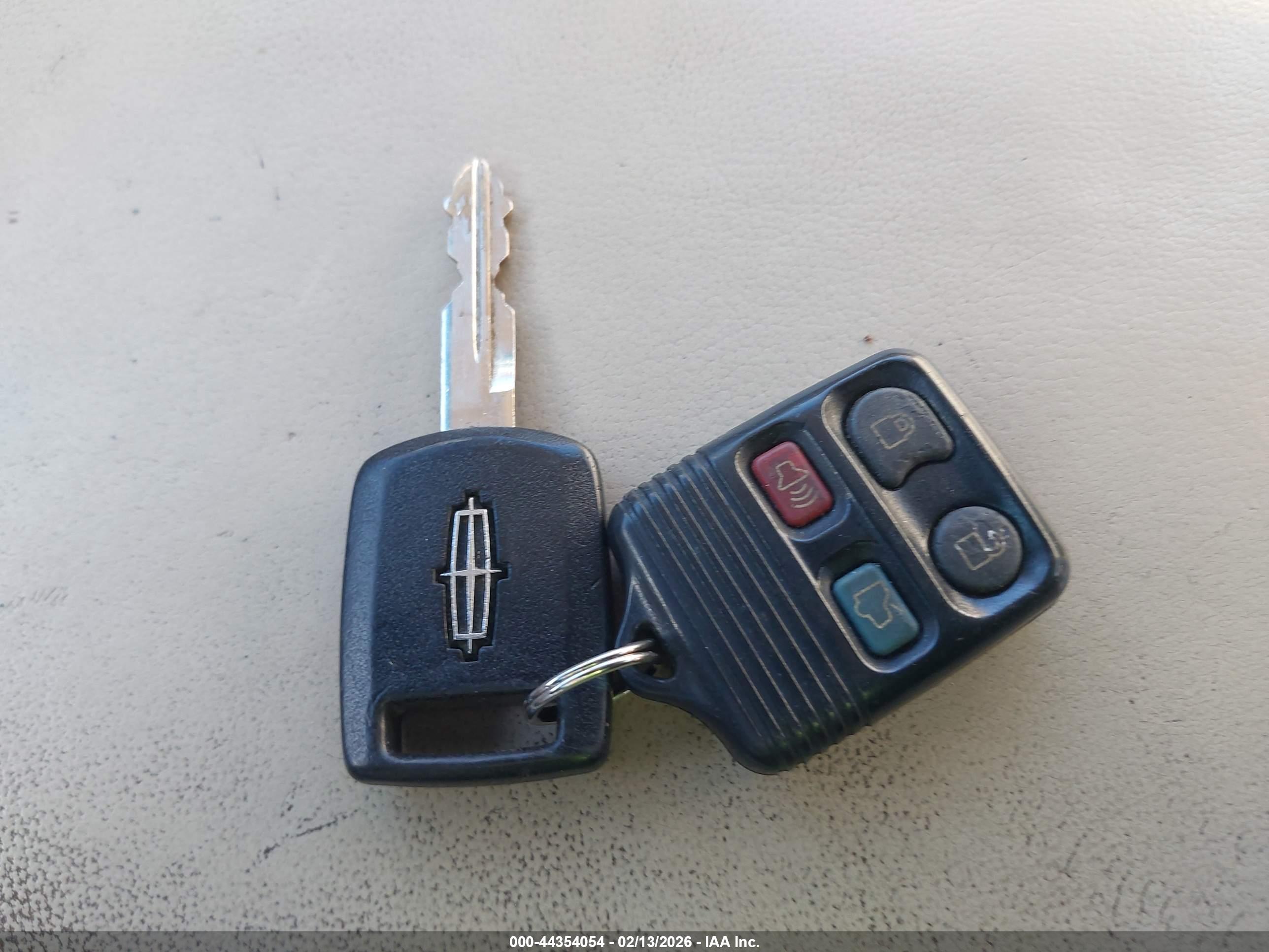 LINCOLN TOWN image 11