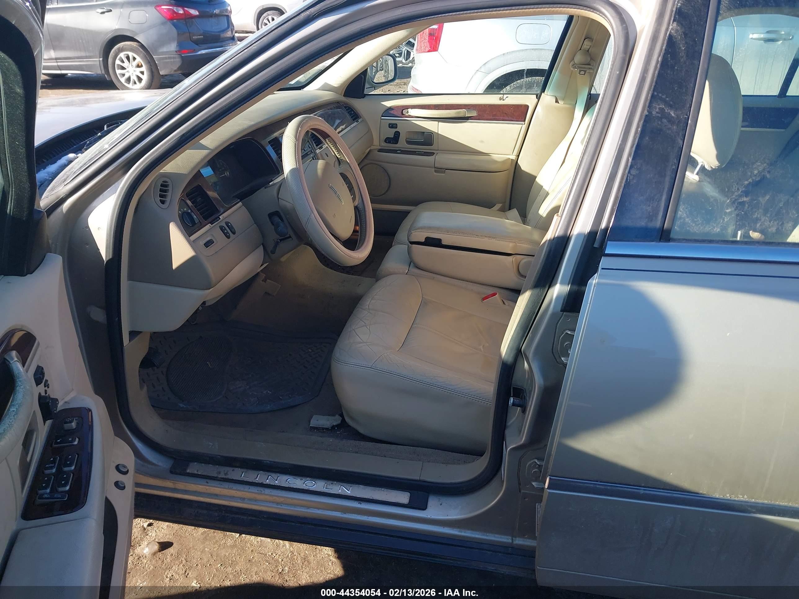 LINCOLN TOWN image 5