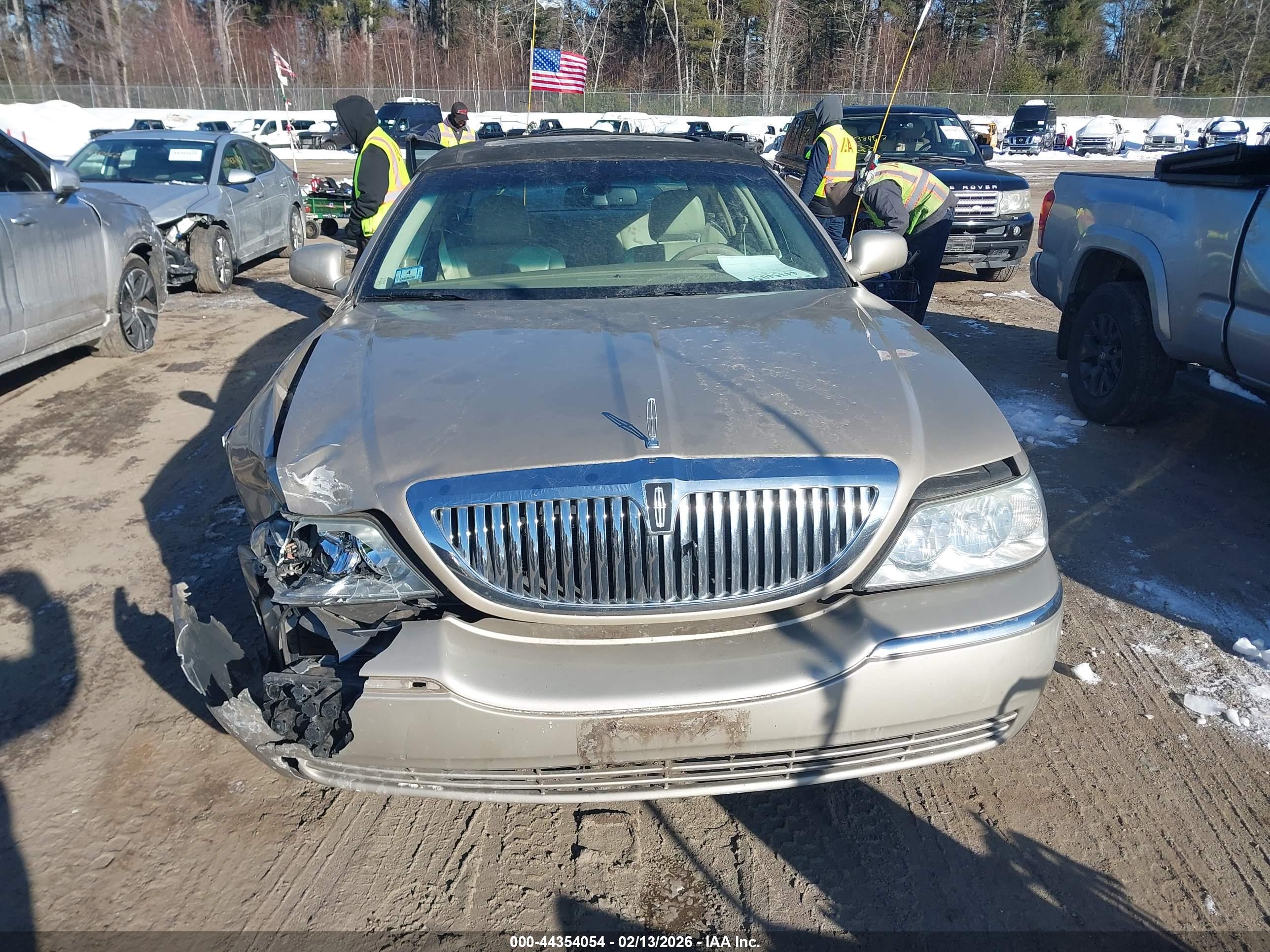 LINCOLN TOWN image 6
