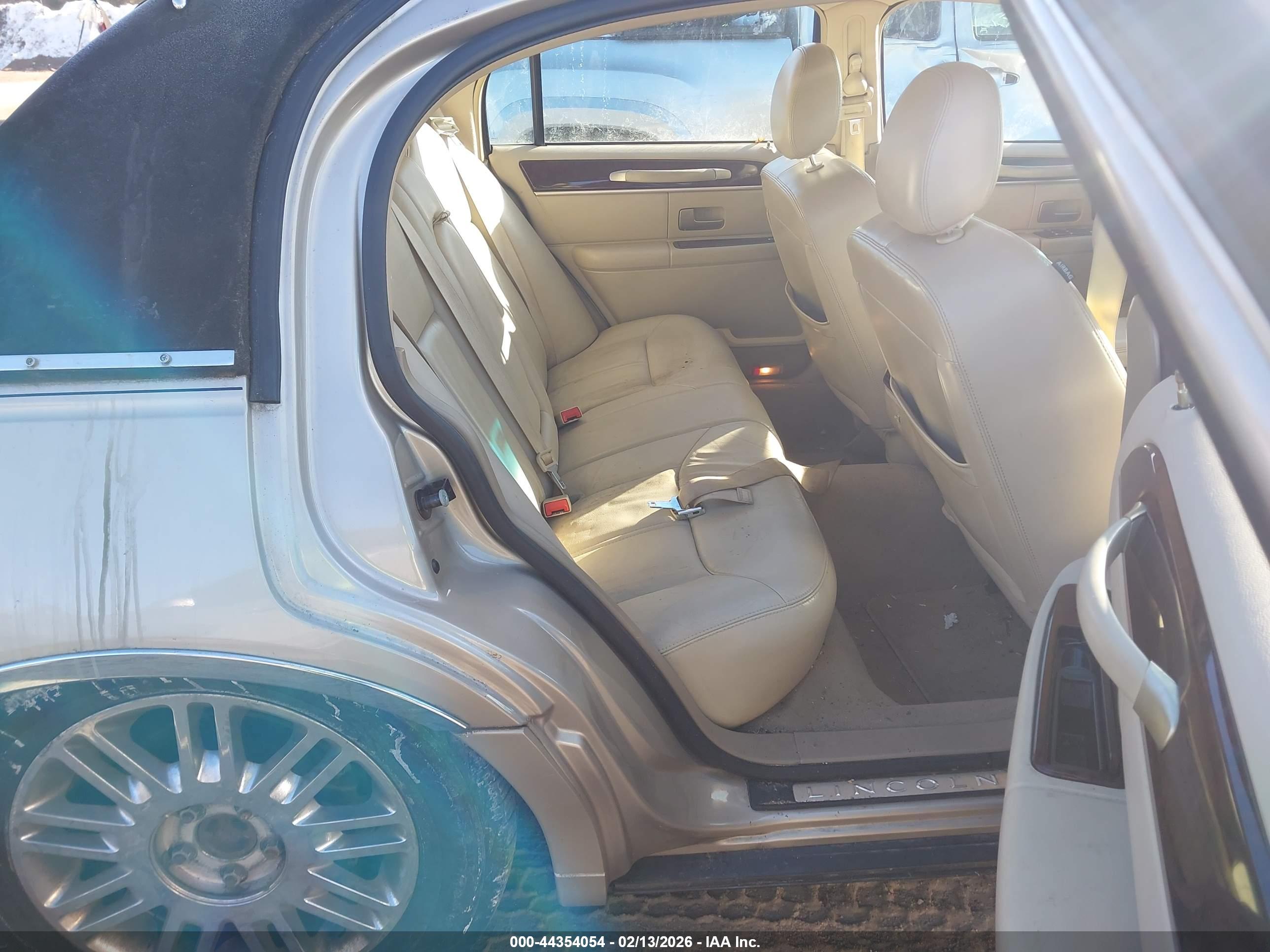 LINCOLN TOWN image 8