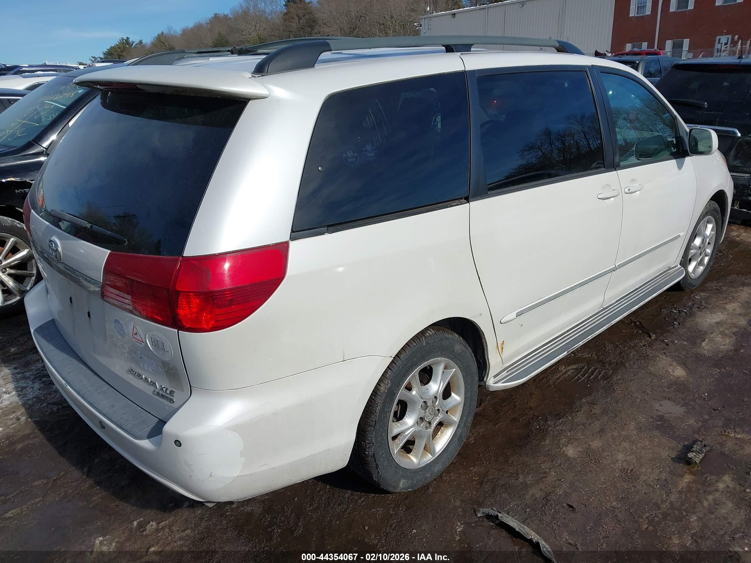 TOYOTA SIENNA image 4
