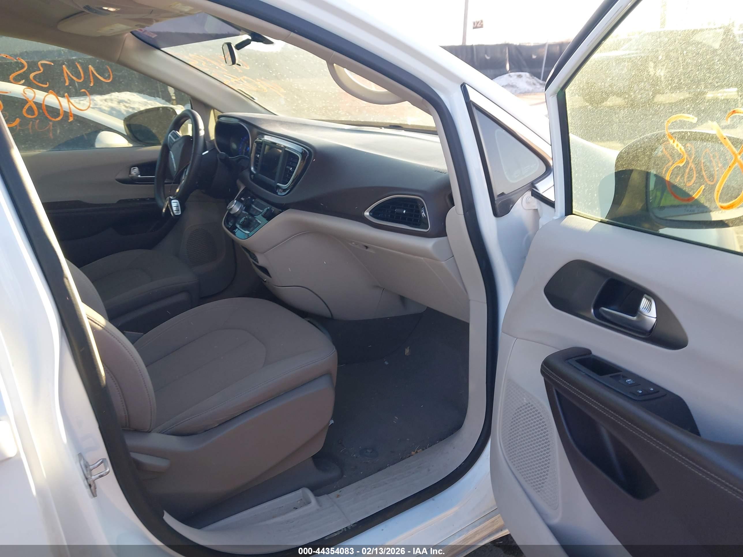 CHRYSLER VOYAGER image 5