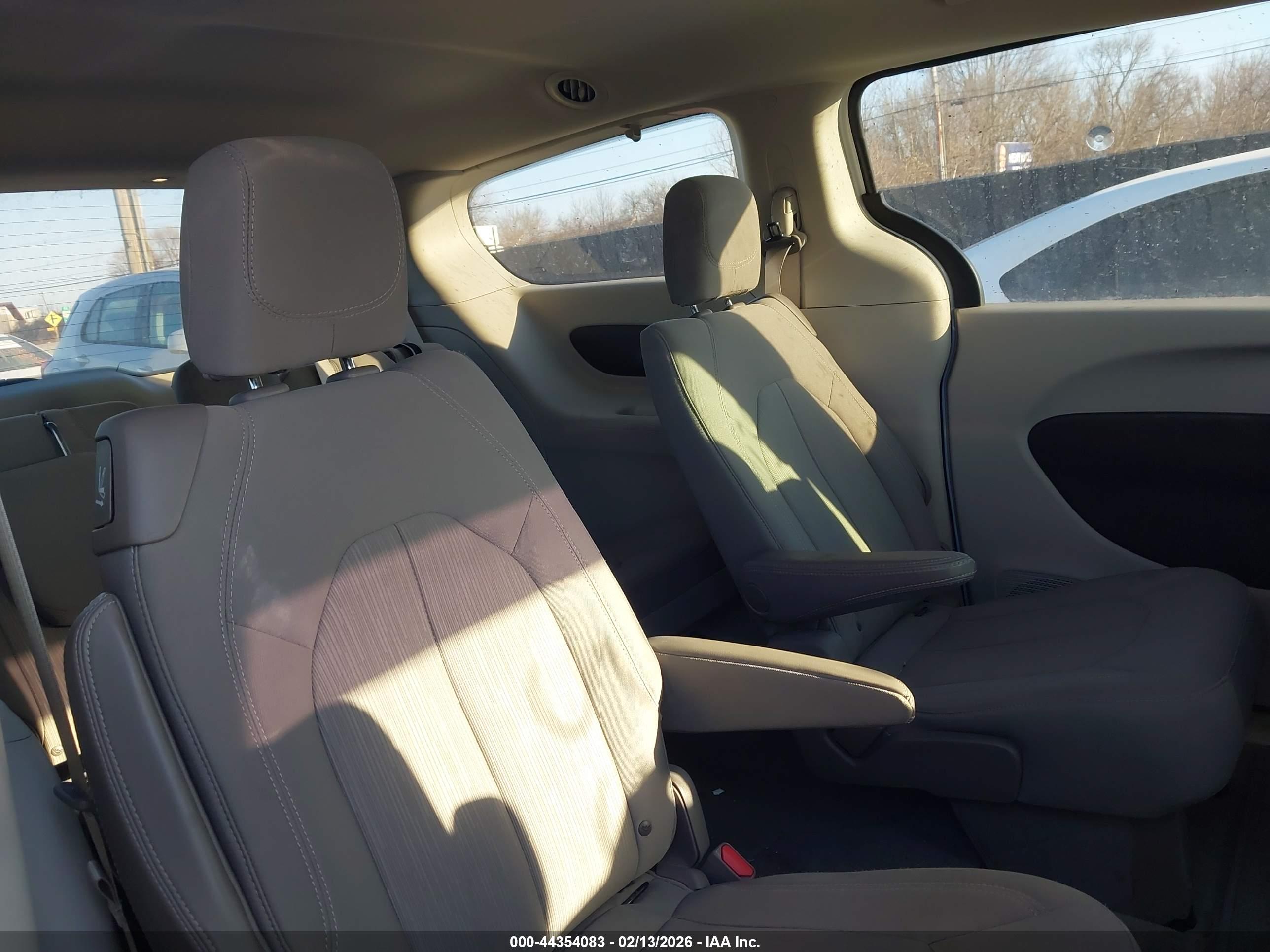 CHRYSLER VOYAGER image 8