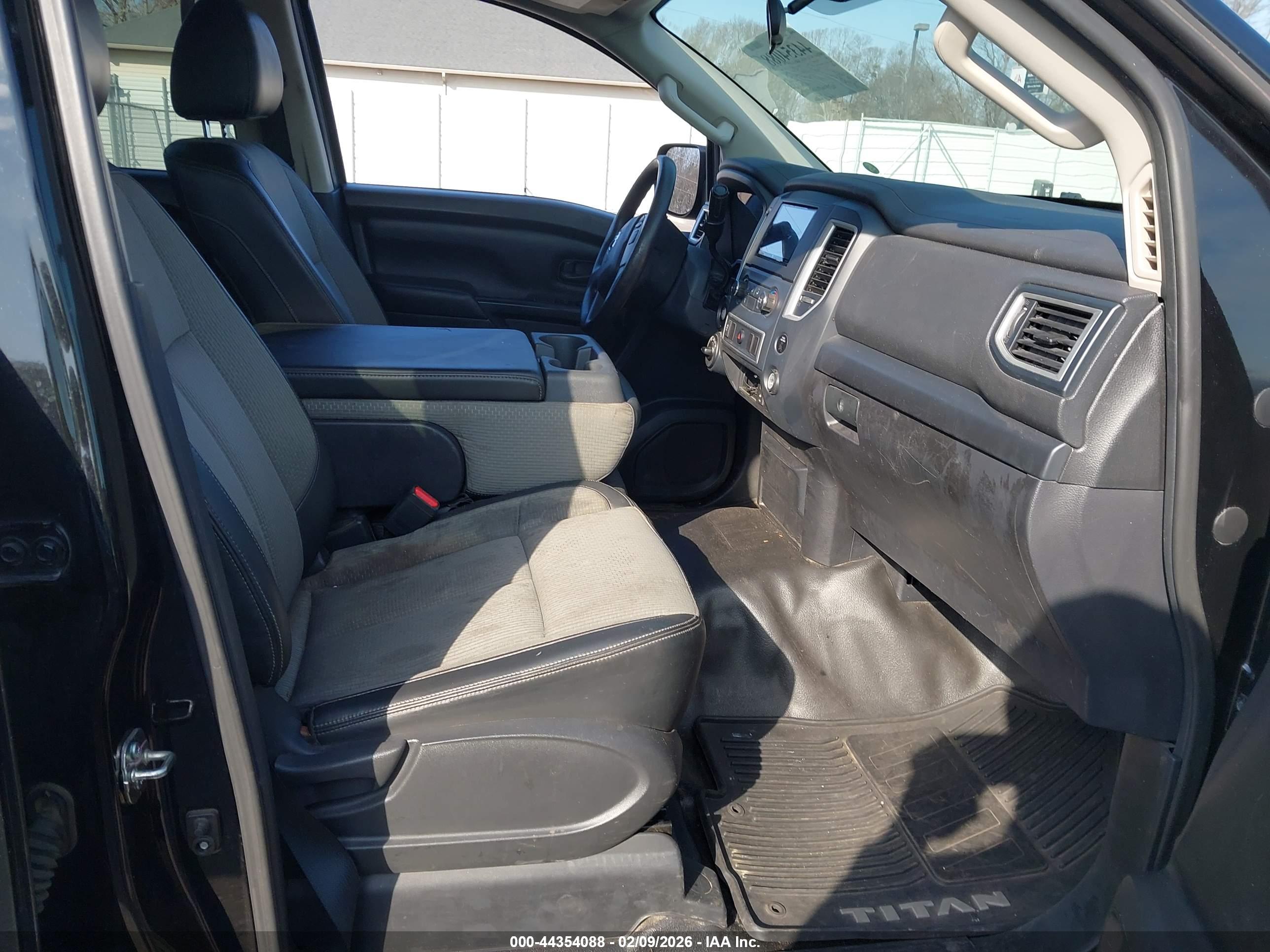 NISSAN TITAN image 5