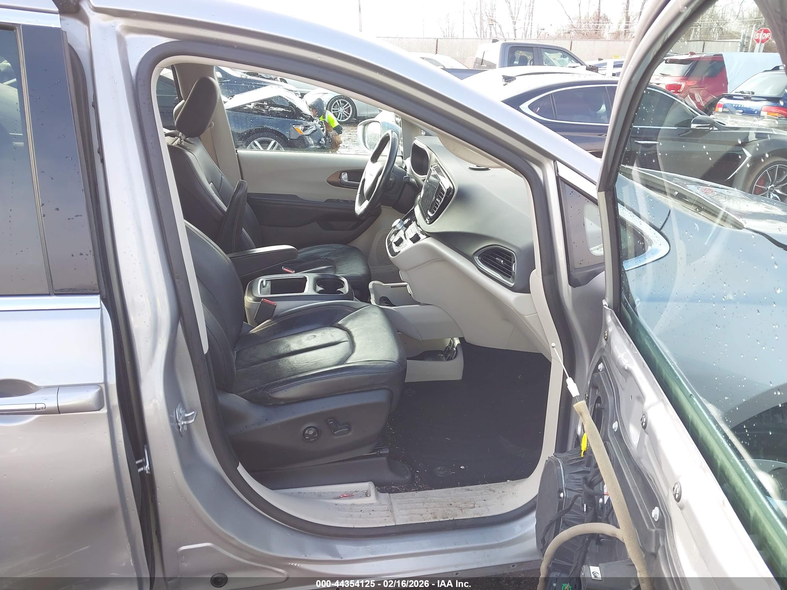 CHRYSLER PACIFICA image 5