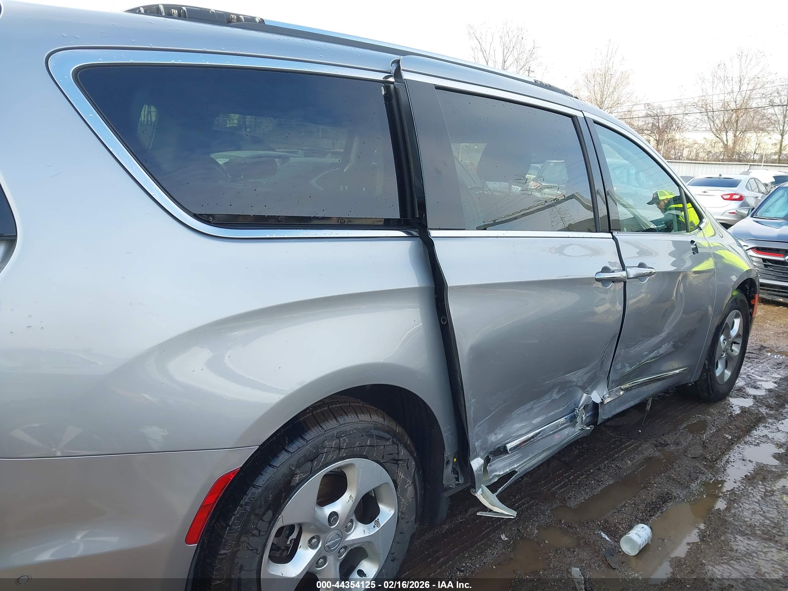 CHRYSLER PACIFICA image 6