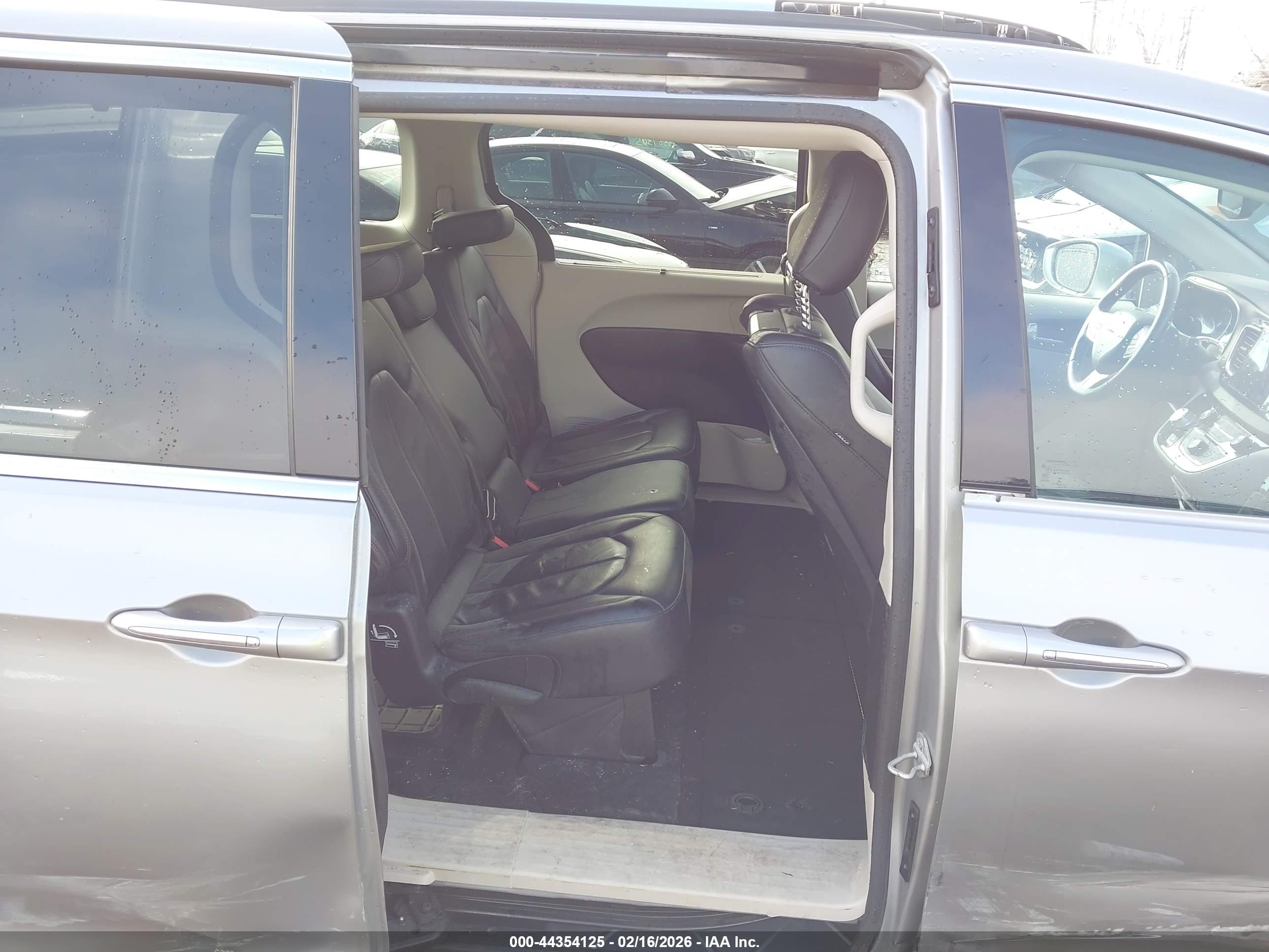 CHRYSLER PACIFICA image 8