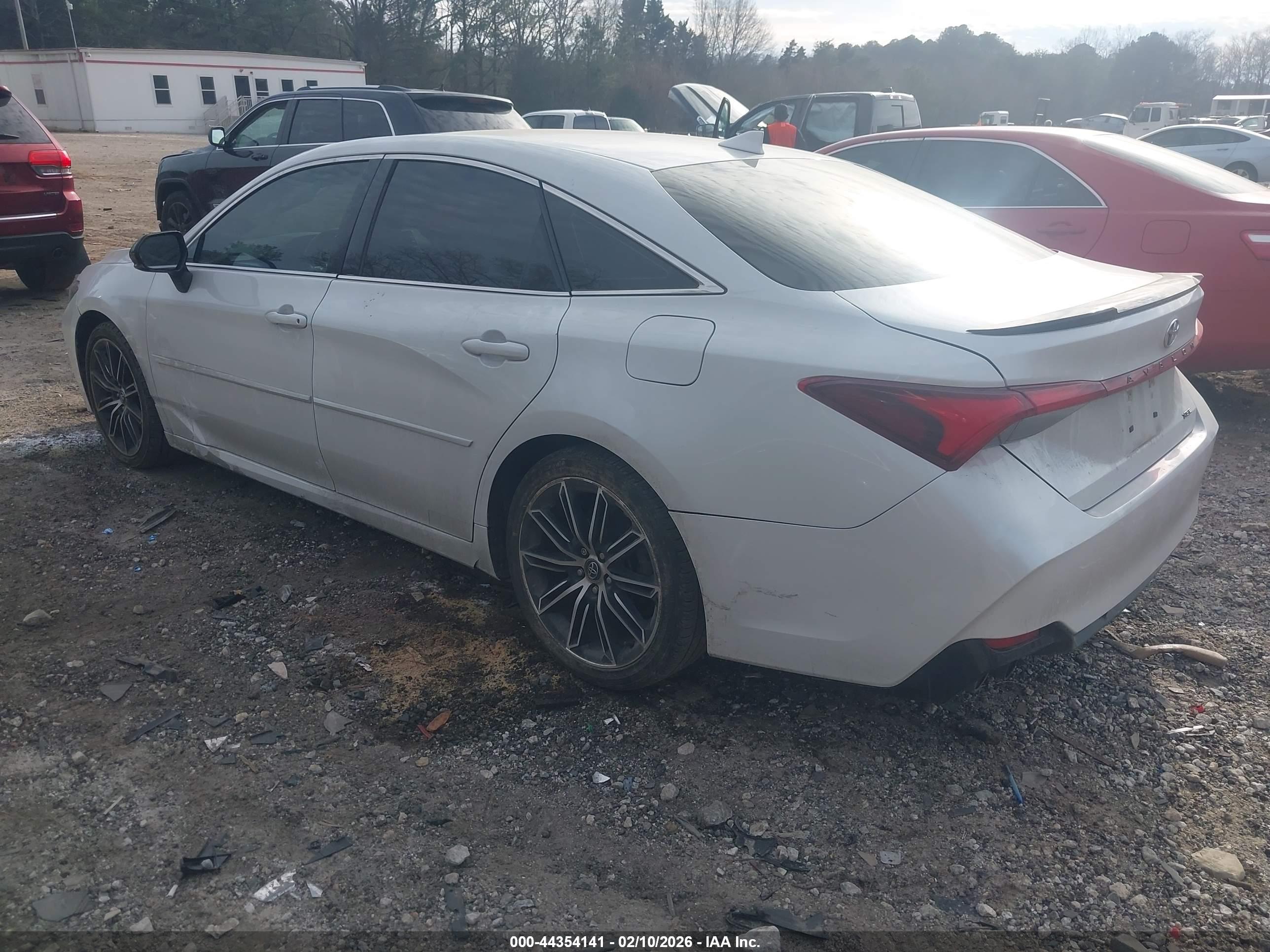 TOYOTA AVALON image 3