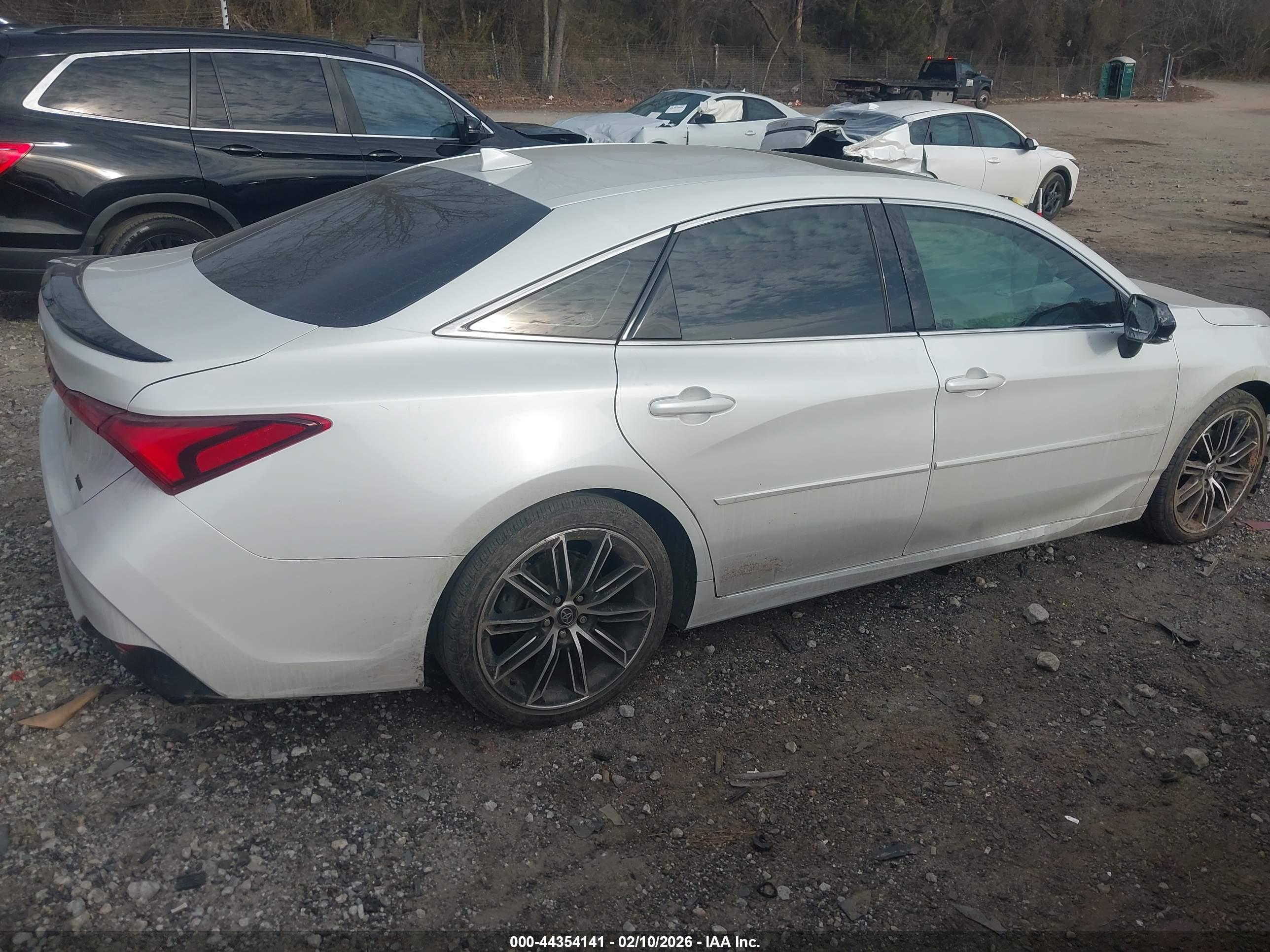 TOYOTA AVALON image 4