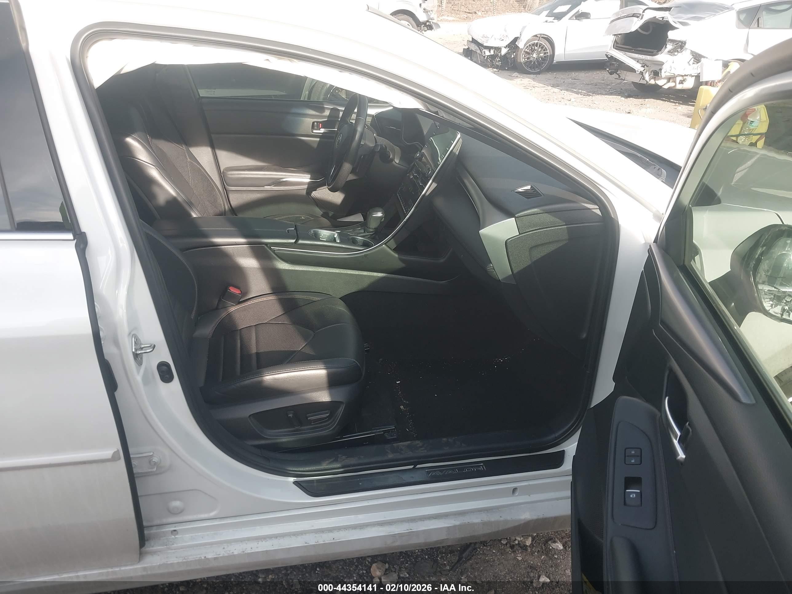 TOYOTA AVALON image 5