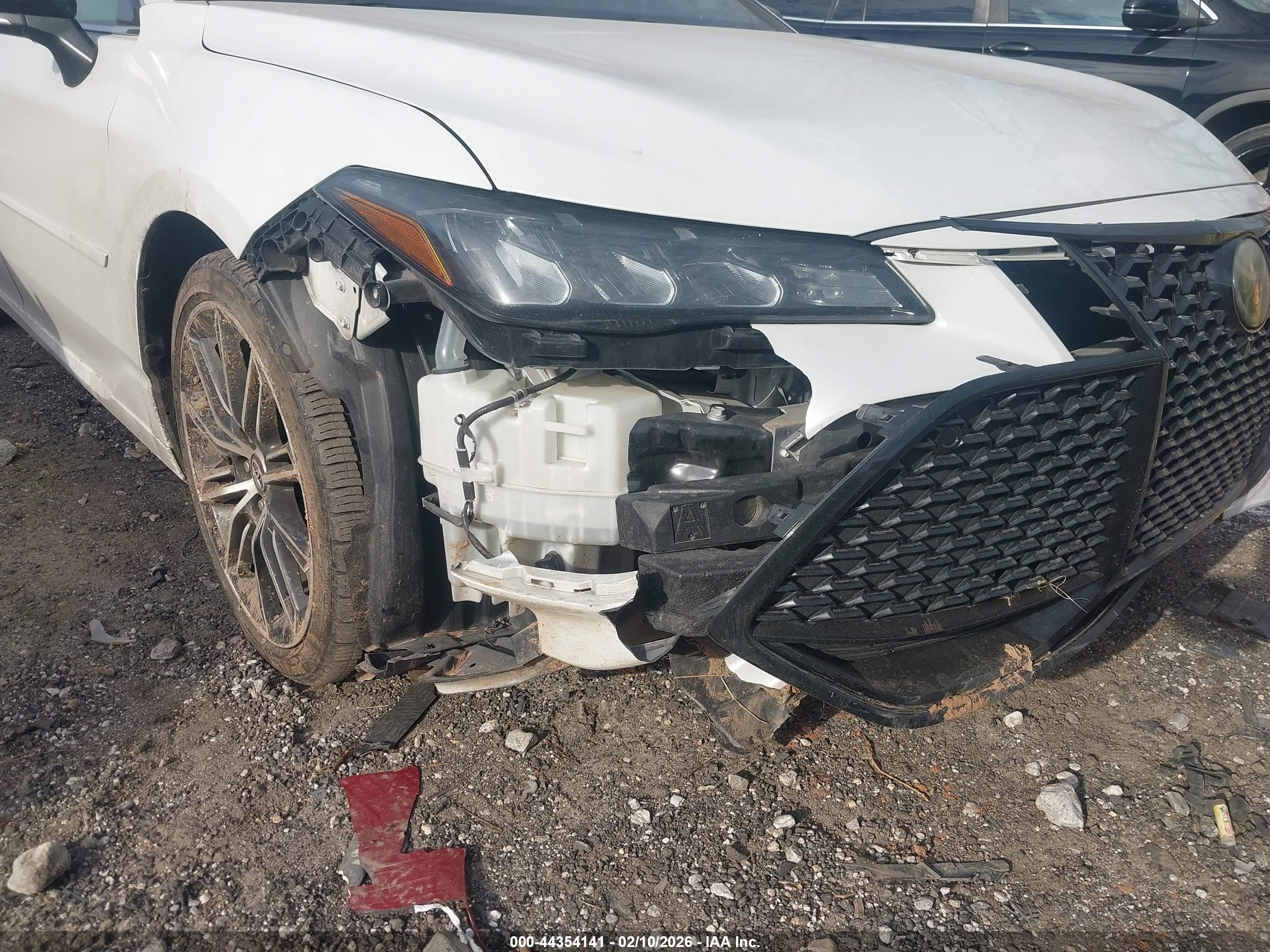 TOYOTA AVALON image 6
