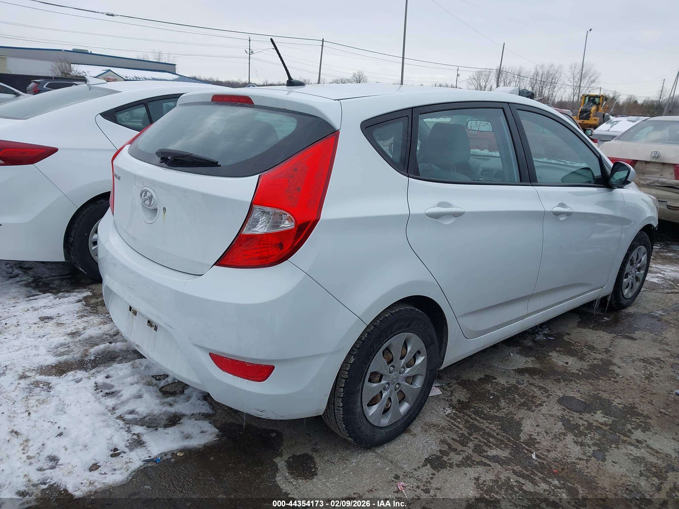 HYUNDAI ACCENT image 4
